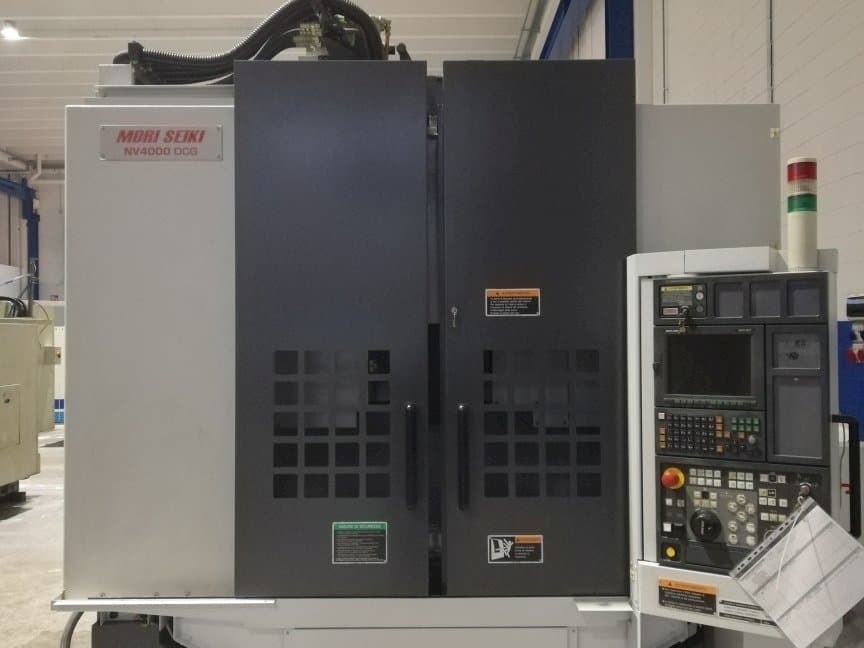 Frontansicht der MORI SEIKI NV 4000 DCG  Maschine
