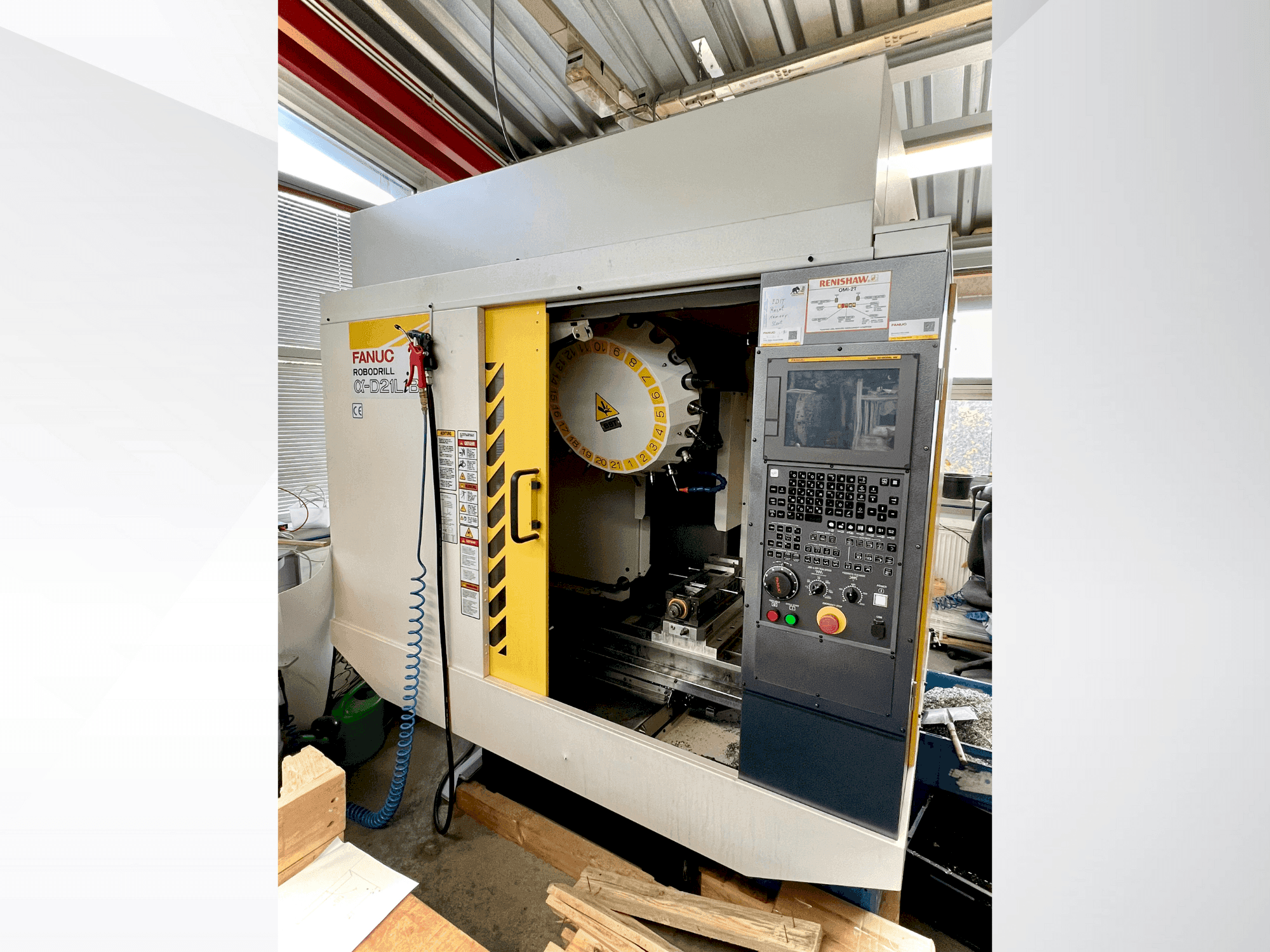 Frontansicht der FANUC ROBODRILL α-D21LiB5  Maschine