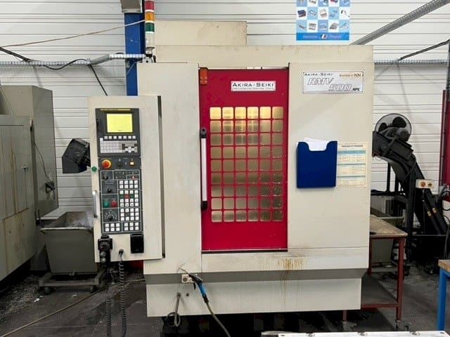 Frontansicht der Akira Seiki RMV500 APC  Maschine
