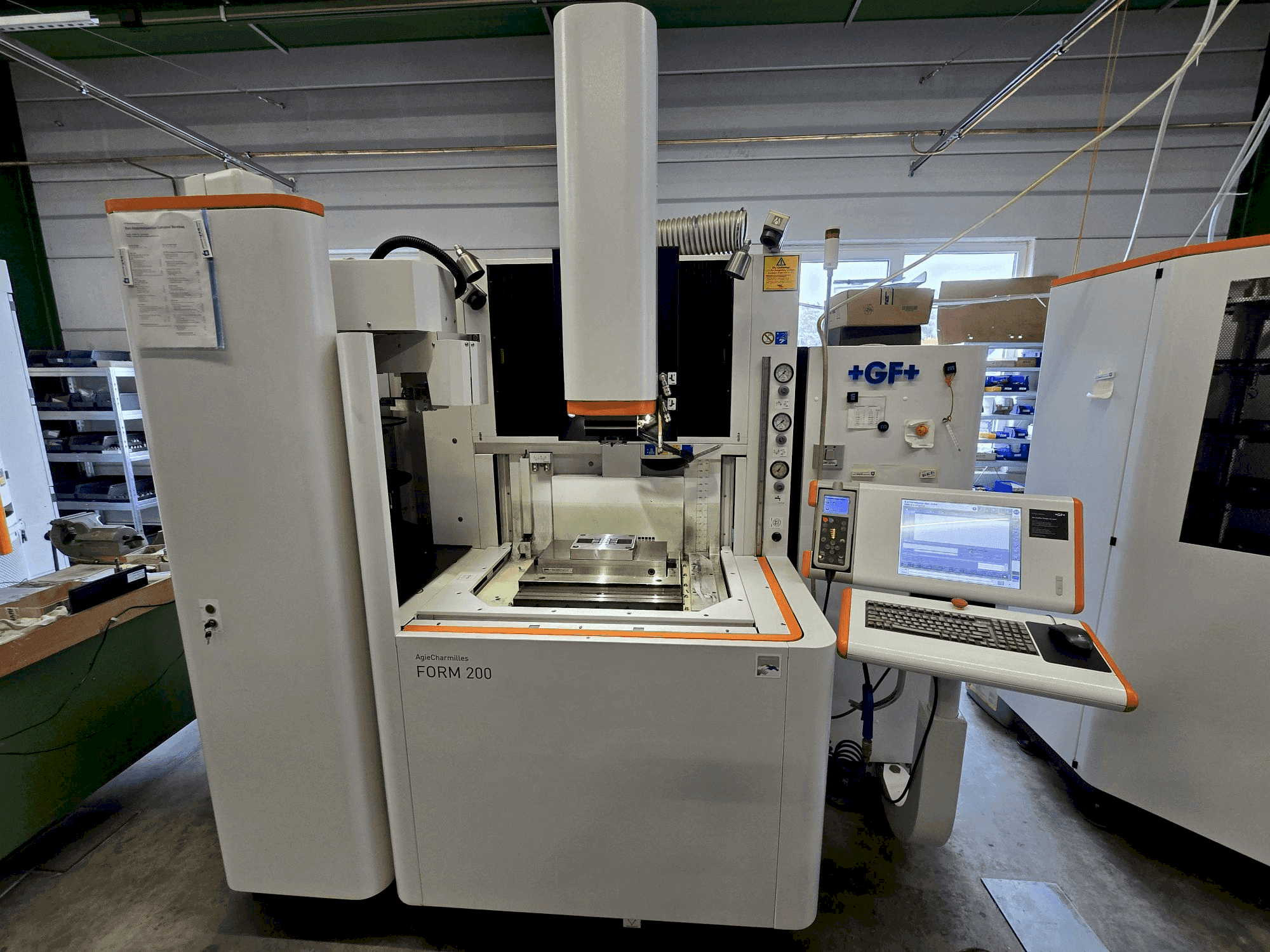 Frontansicht der AgieCharmilles FORM 200 Maschine