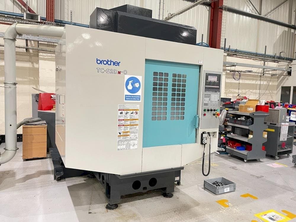 Frontansicht der Brother TC-S2DN-0 Maschine