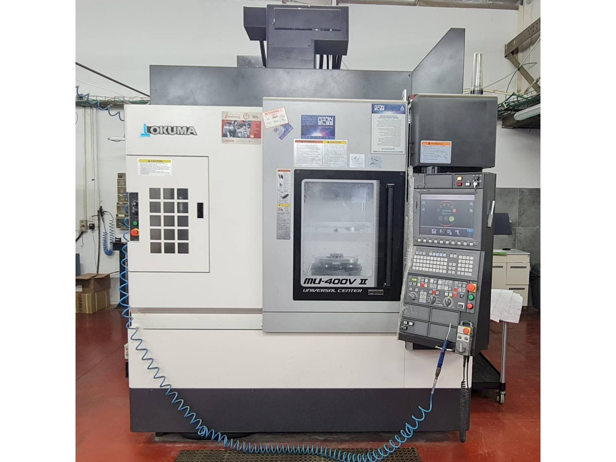 Frontansicht der Okuma MU-400V II Maschine
