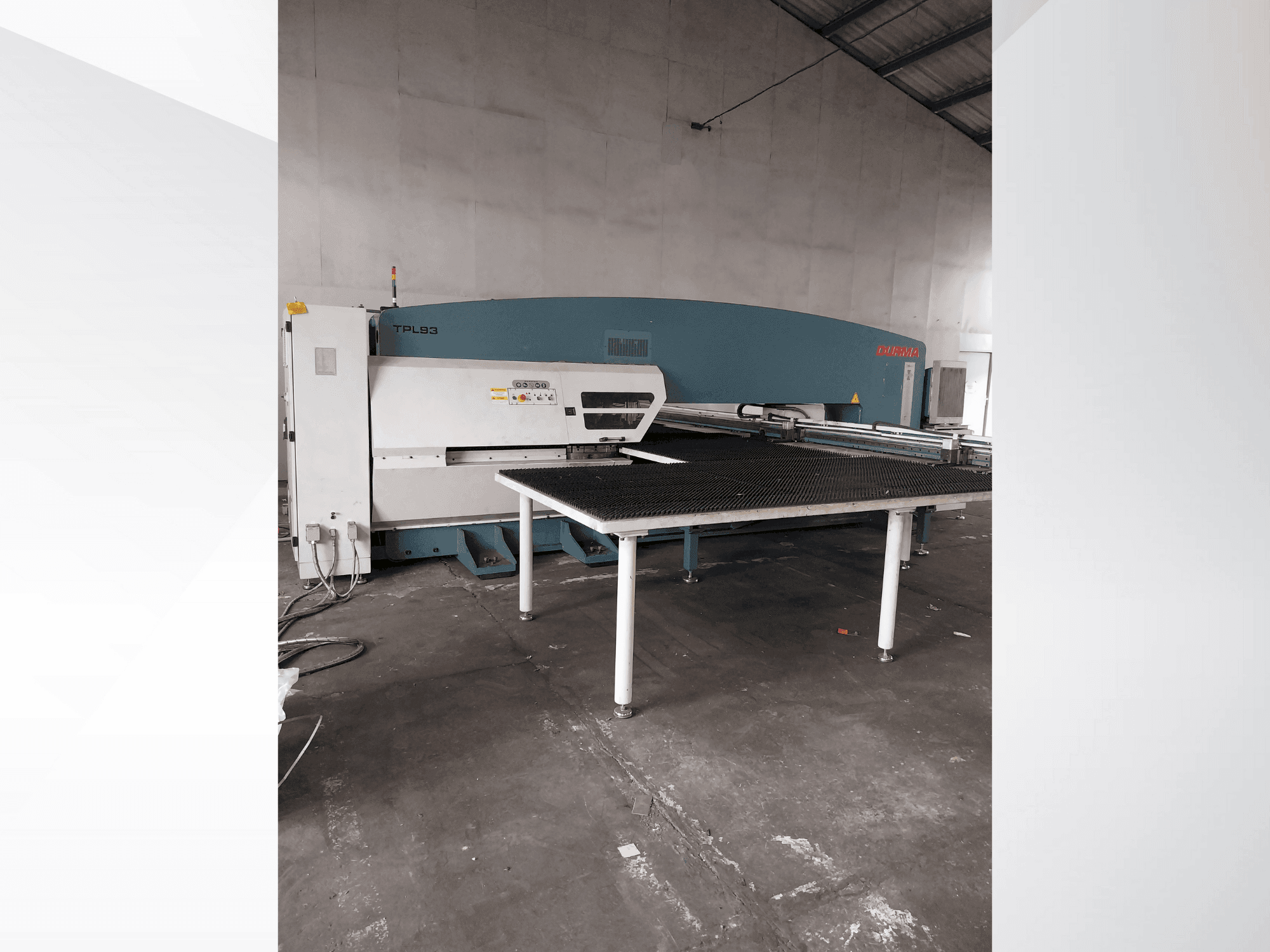 Frontansicht der Durma TPL93  Maschine