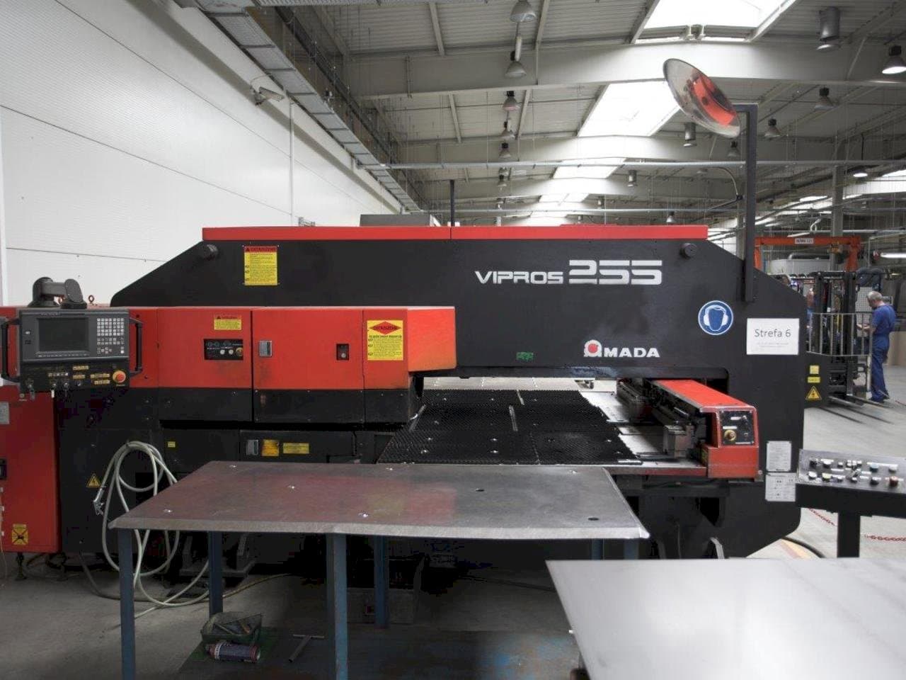 Frontansicht der AMADA Vipros 255 Maschine
