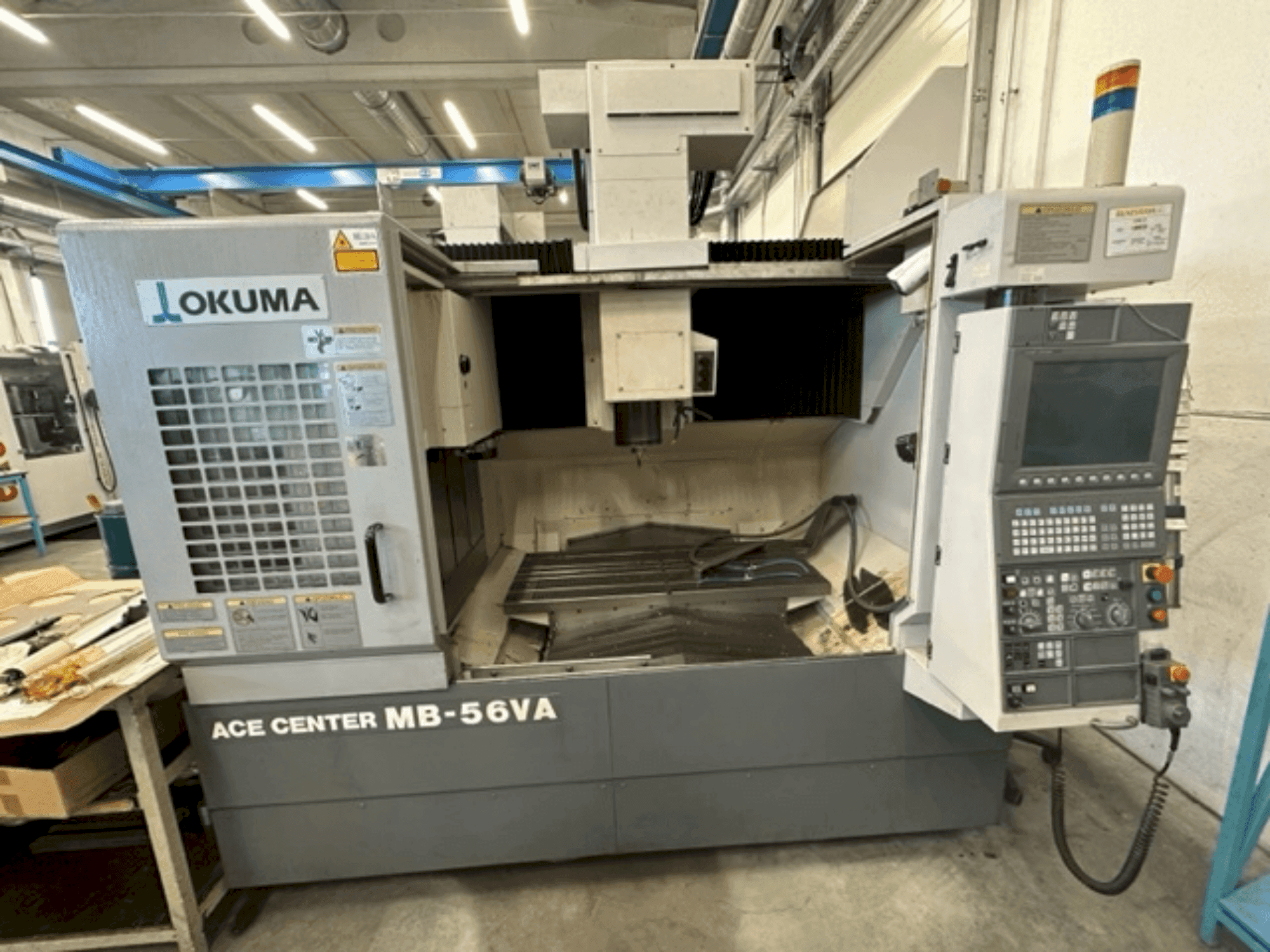 Frontansicht der Okuma MB-56 VA Maschine