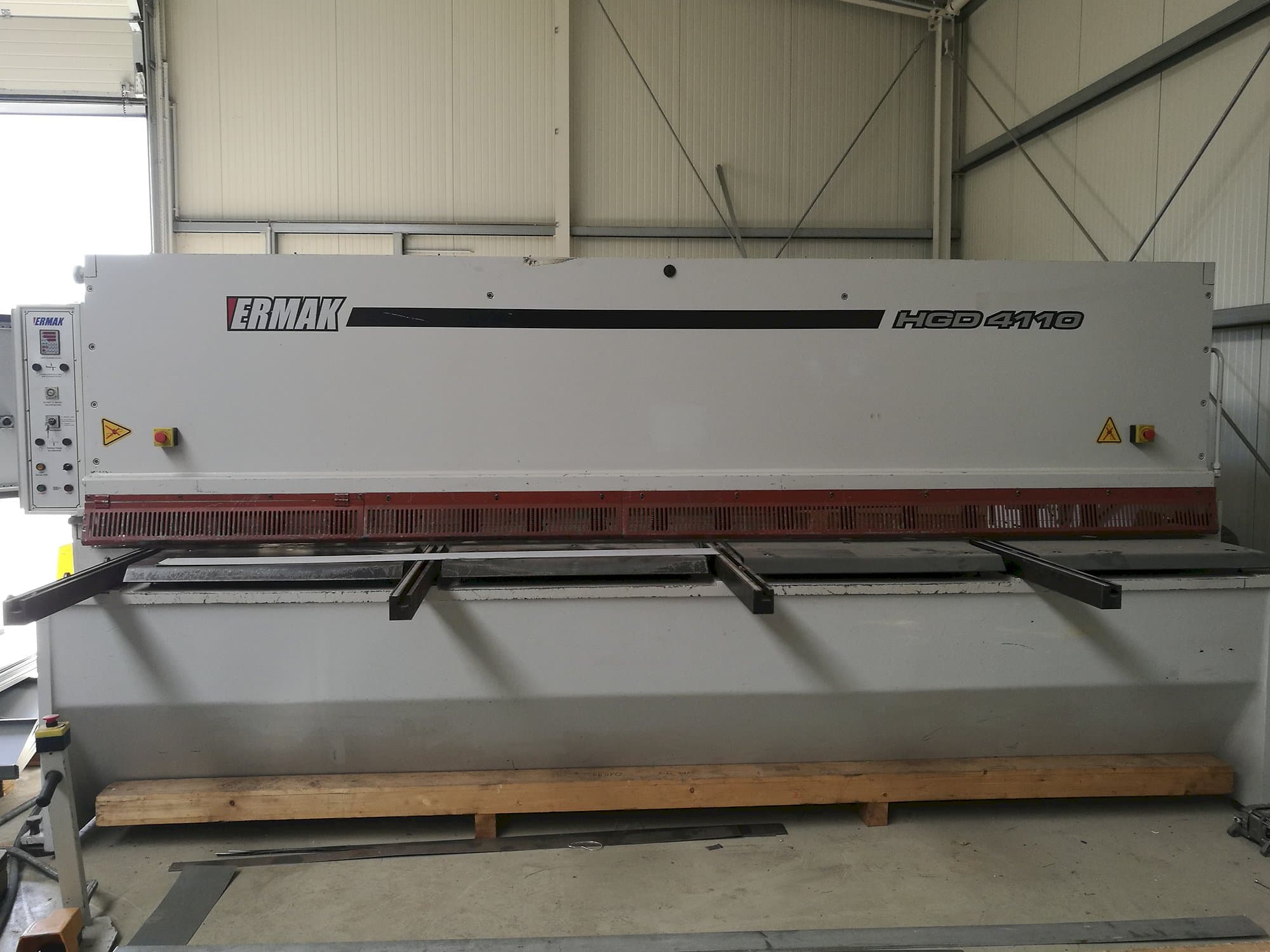 Frontansicht der ERMAKSAN HGD 4100x10 Maschine