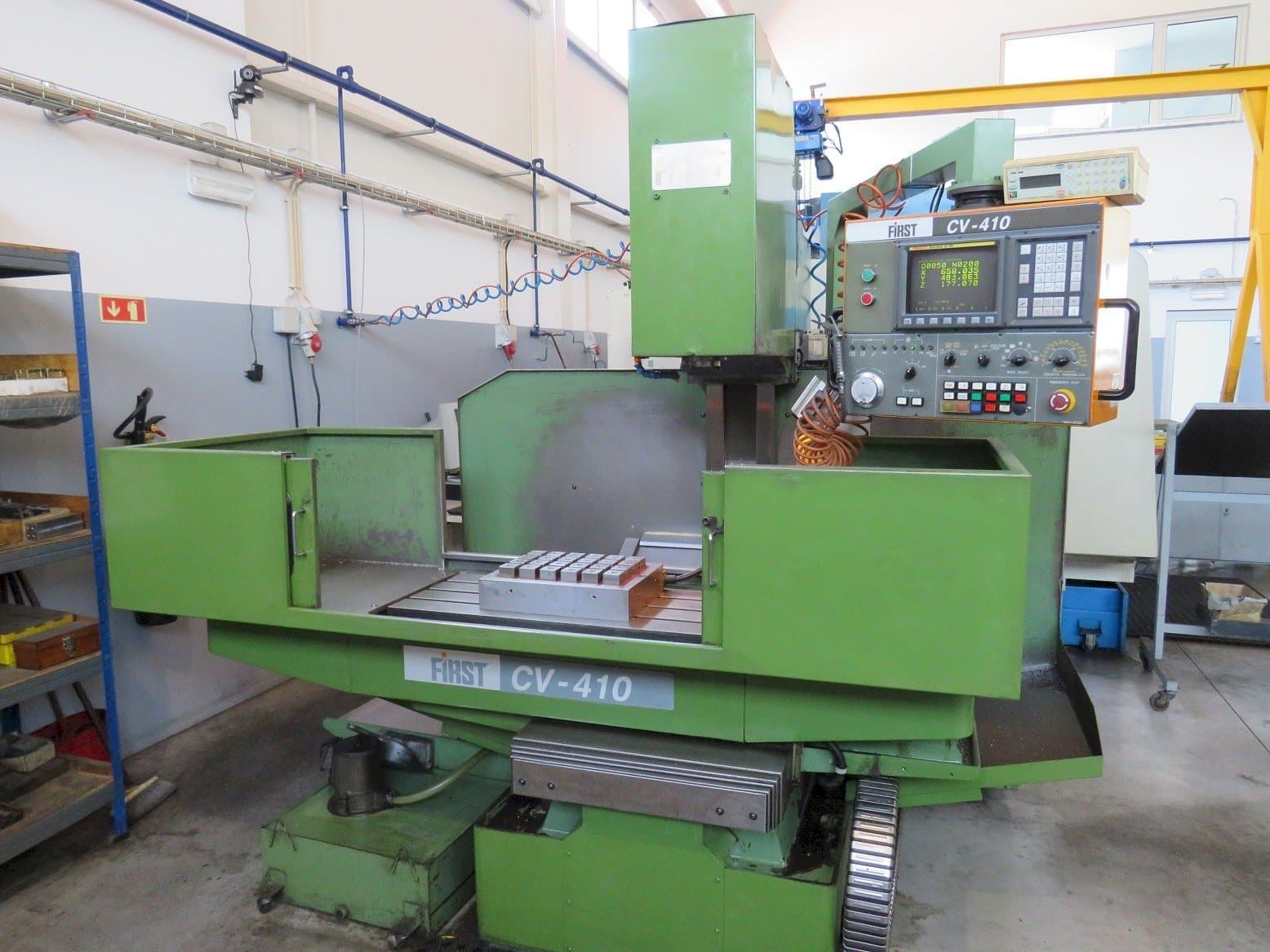 Frontansicht der FIRST CV-410 Maschine