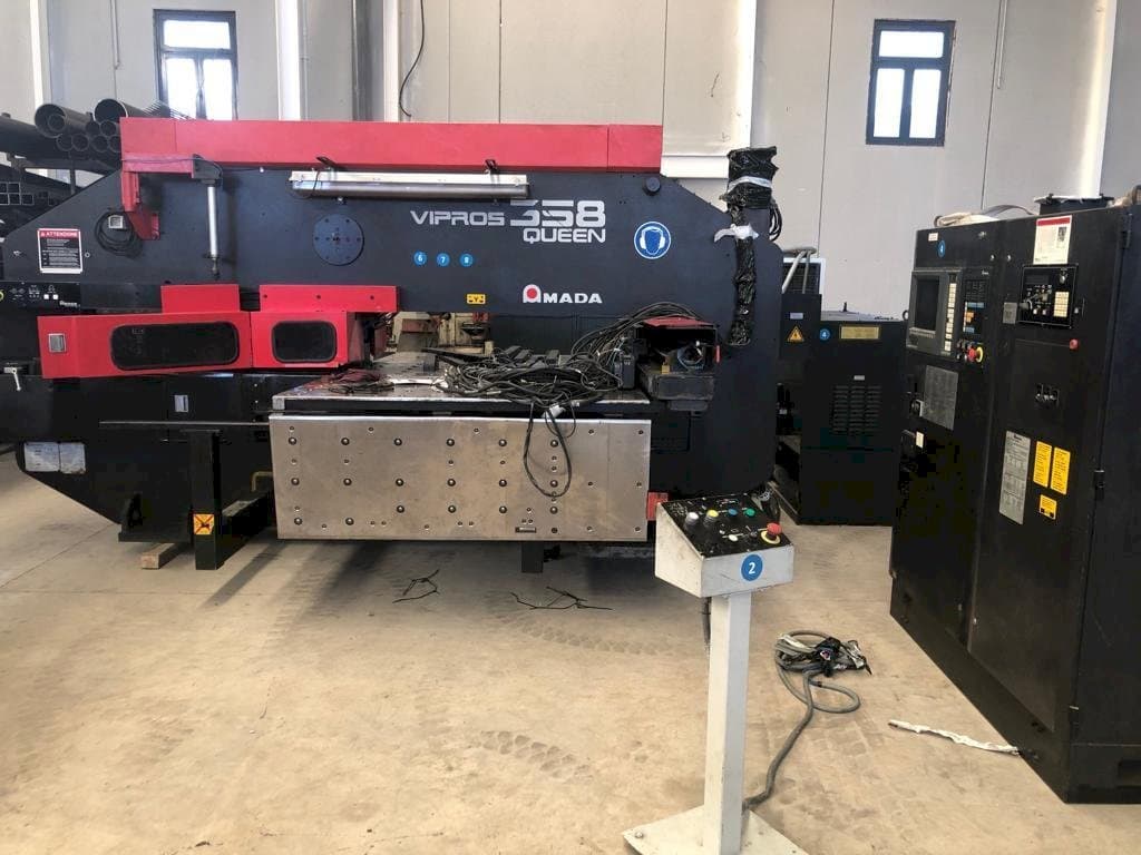 Frontansicht der AMADA Vipros 358 Queen Maschine