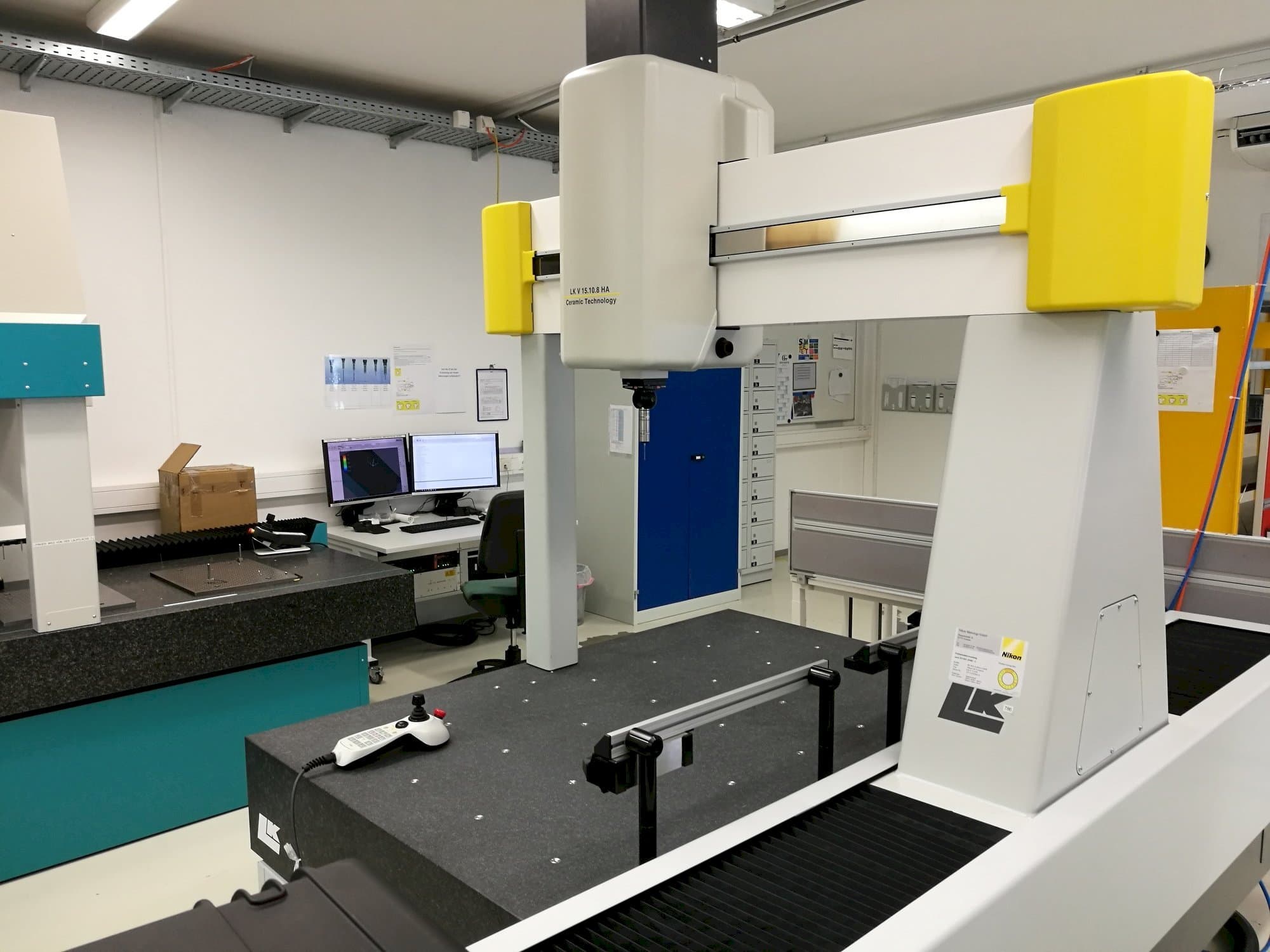 Frontansicht der NIKON LKV 15.10.8 HA Maschine