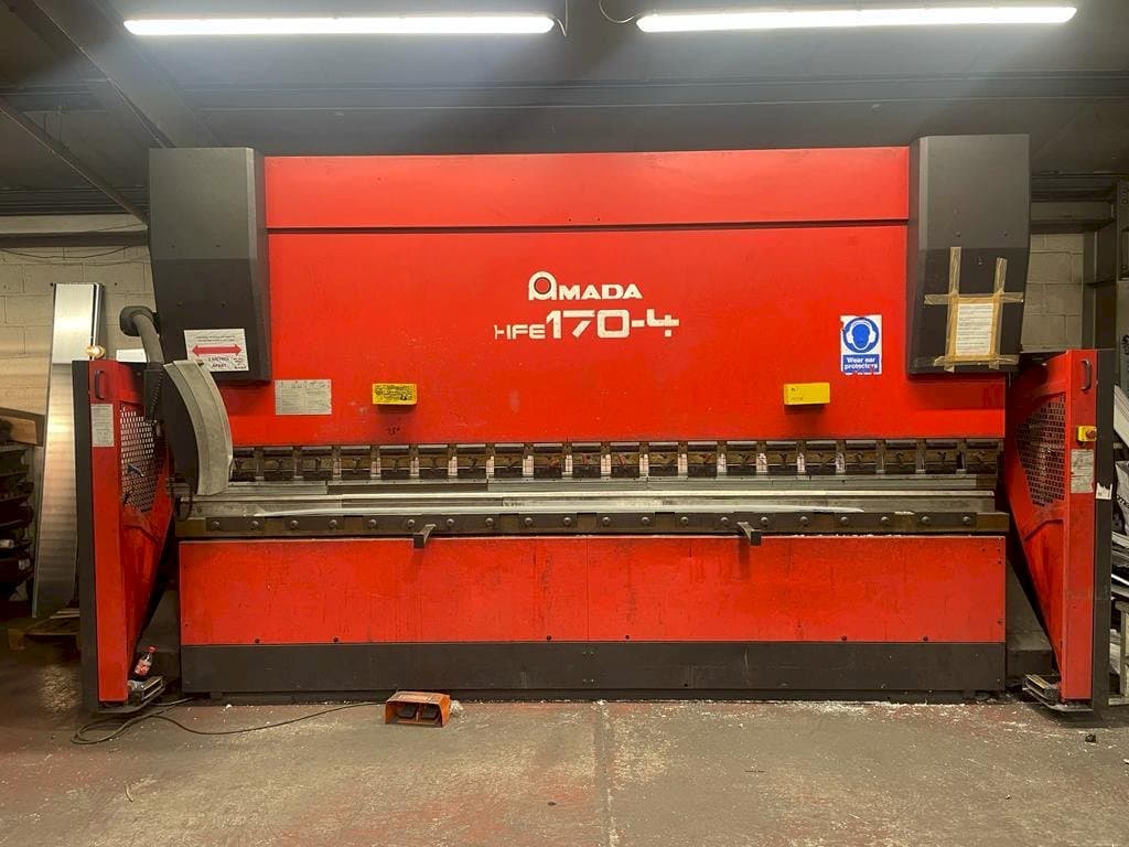 Frontansicht der AMADA HFE 170-4 Maschine