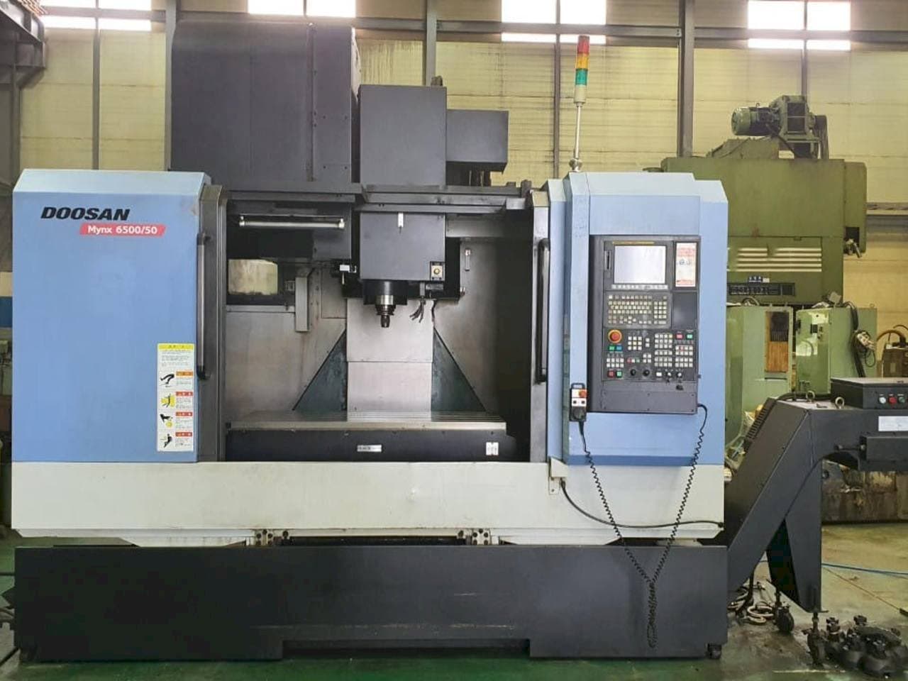 Frontansicht der Doosan Mynx 6500/50 Maschine
