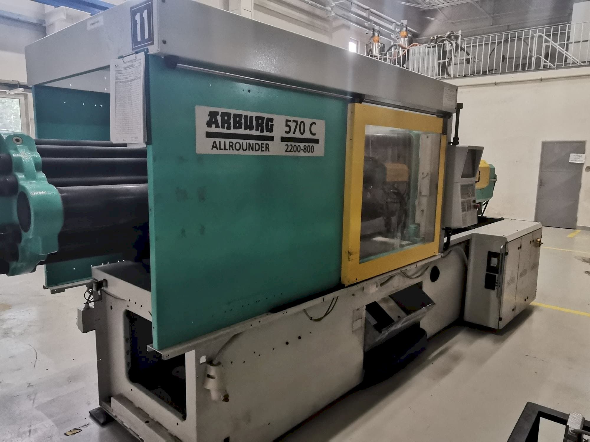 Frontansicht der Arburg 570C 2200 - 800 Maschine