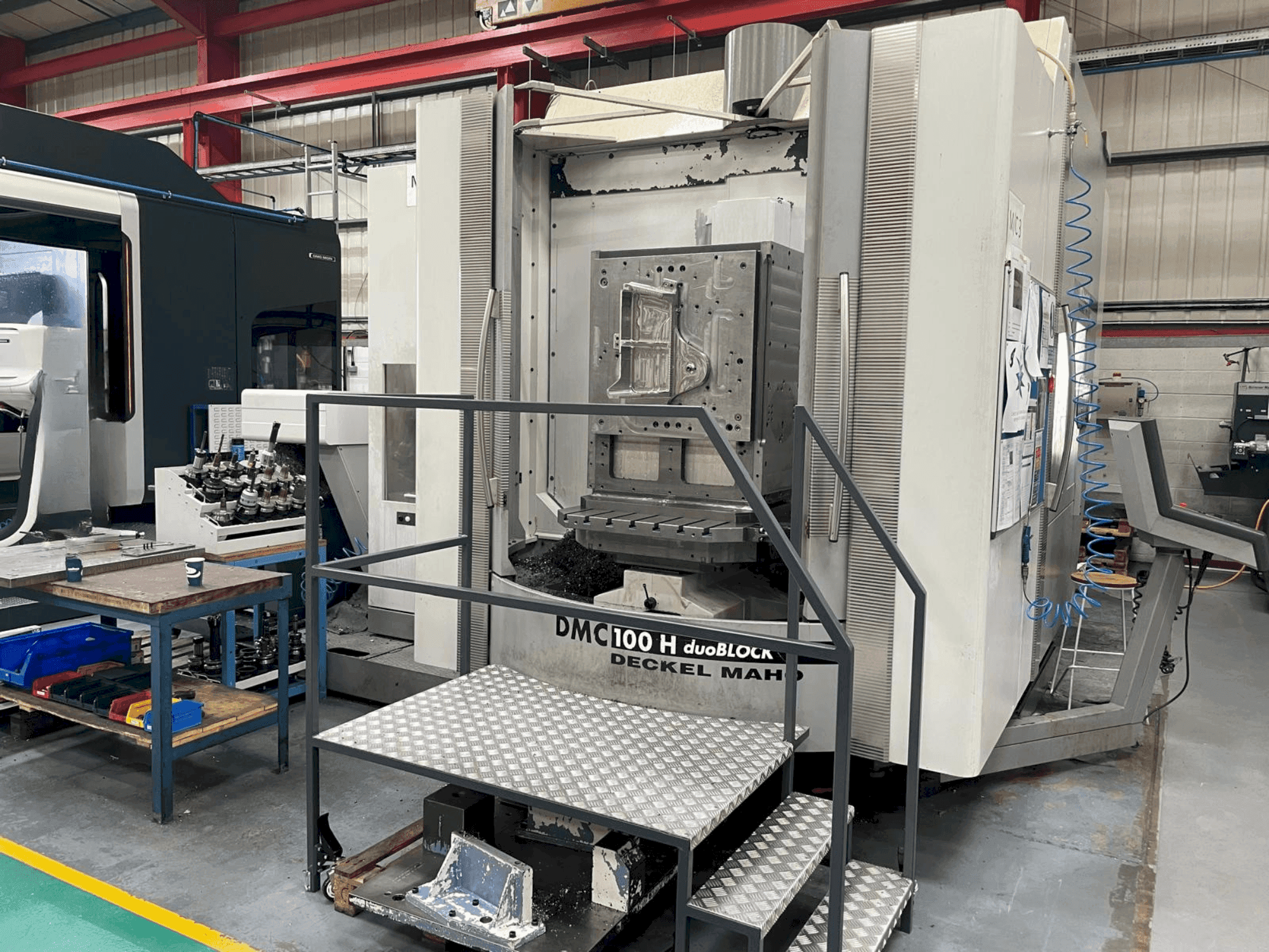 Frontansicht der DMG DECKEL MAHO DMC 100H duoBLOCK Maschine