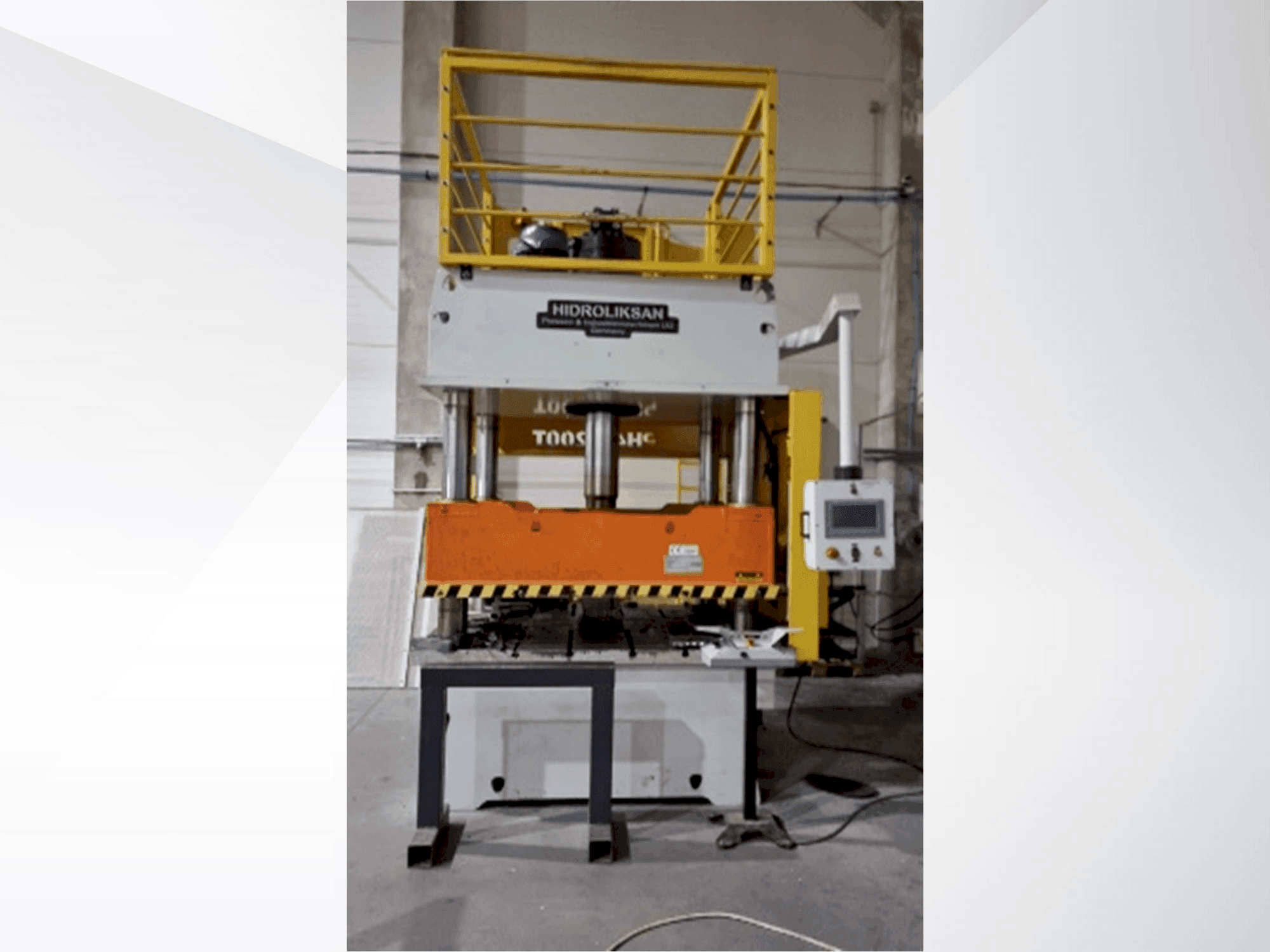 Frontansicht der HIDROLIKSAN PH4C 200T Maschine