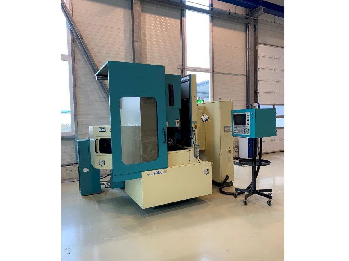 Frontansicht der Makino EDNC43 Maschine