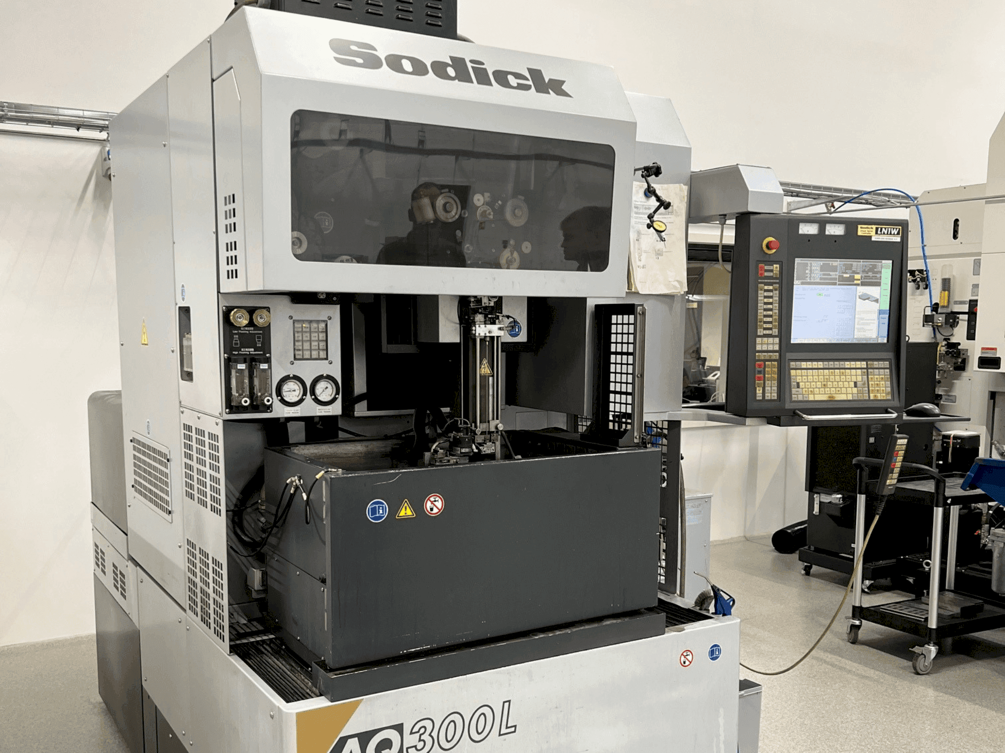 Frontansicht der Sodick AQ300L Maschine