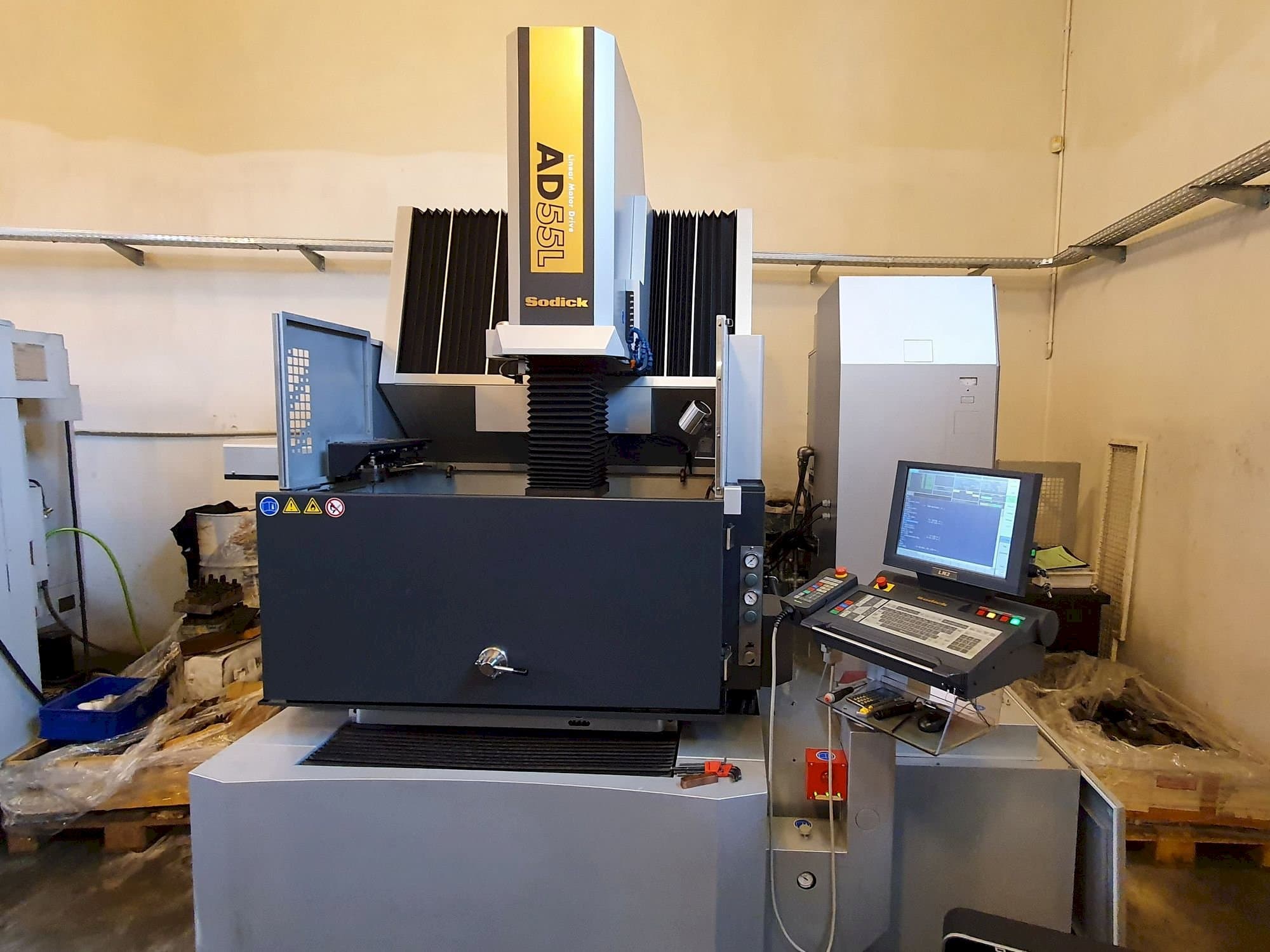 Frontansicht der Sodick AD55L Maschine