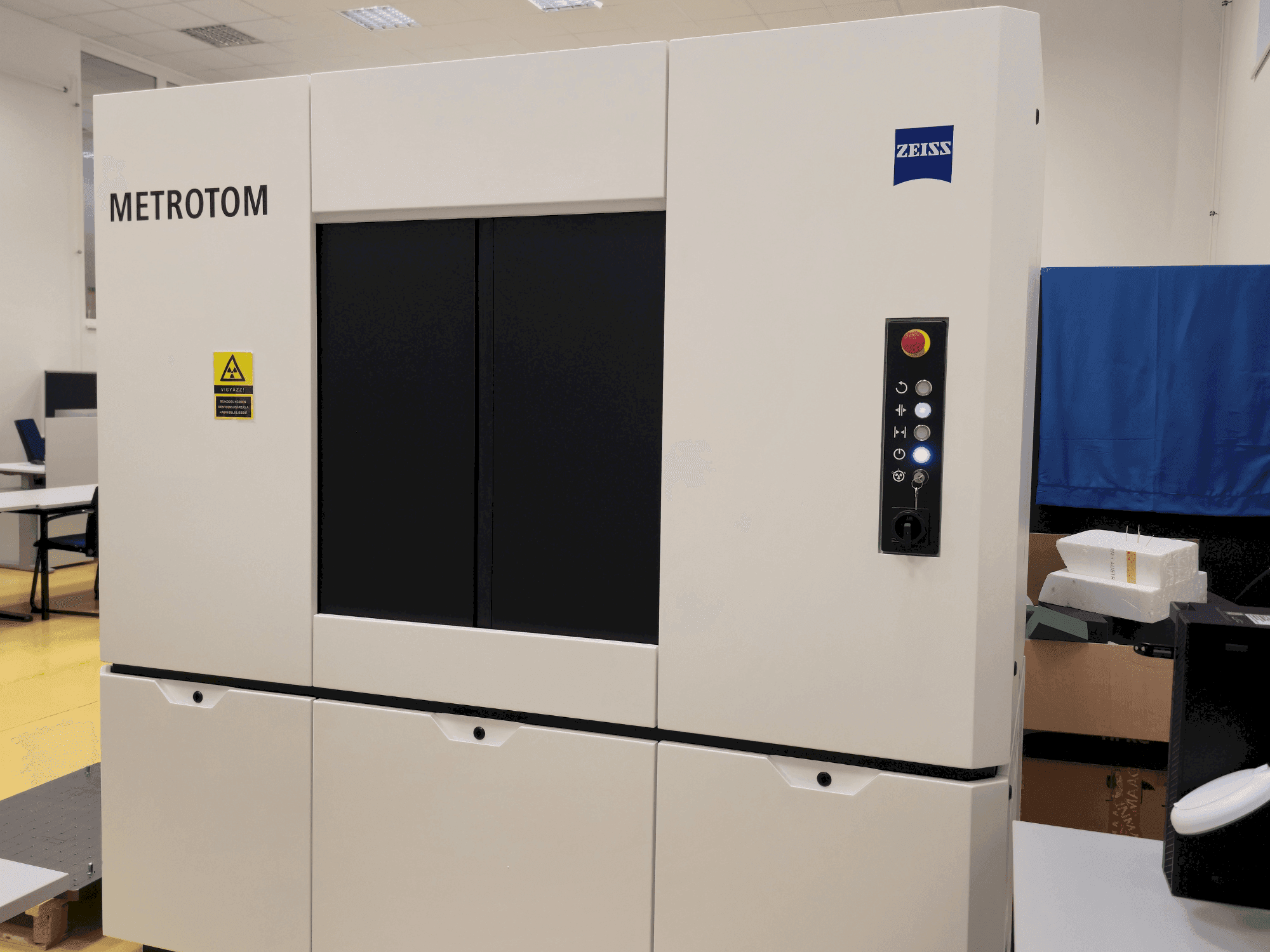 Frontansicht der ZEISS Metrotom 6Scout  Maschine