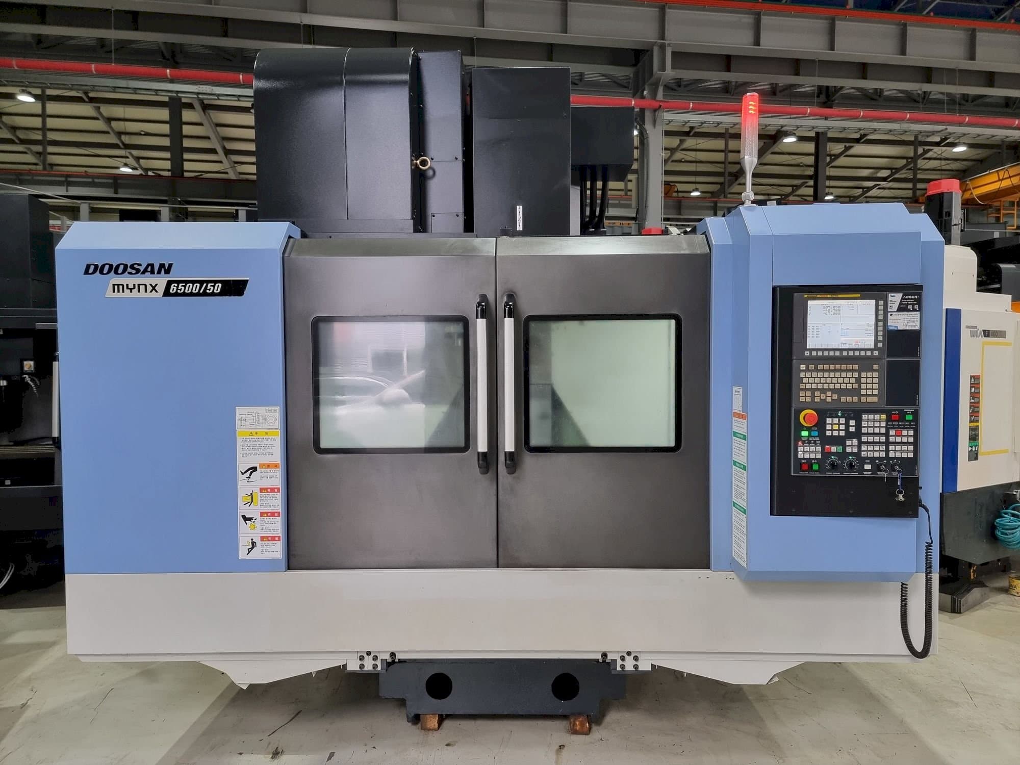 Frontansicht der Doosan MYNX 6500/50 Maschine