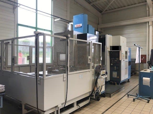 Frontansicht der Mazak AJV 65 Maschine