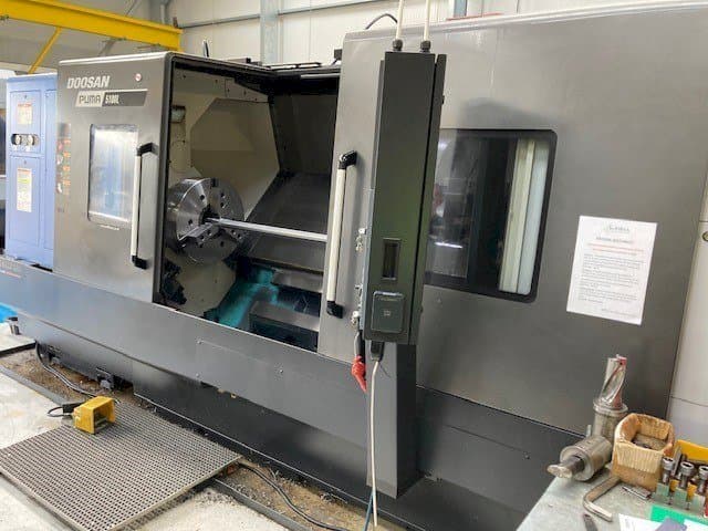 Frontansicht der Doosan Puma 5100LB Maschine