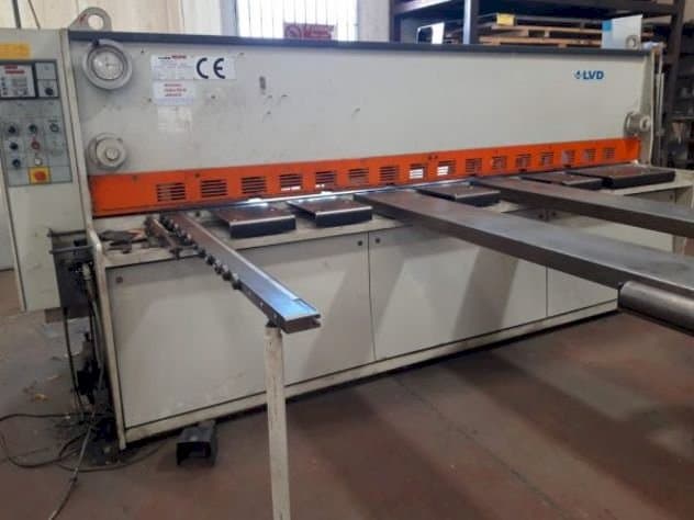 Frontansicht der LVD LDR 3000mm x 6mm  Maschine