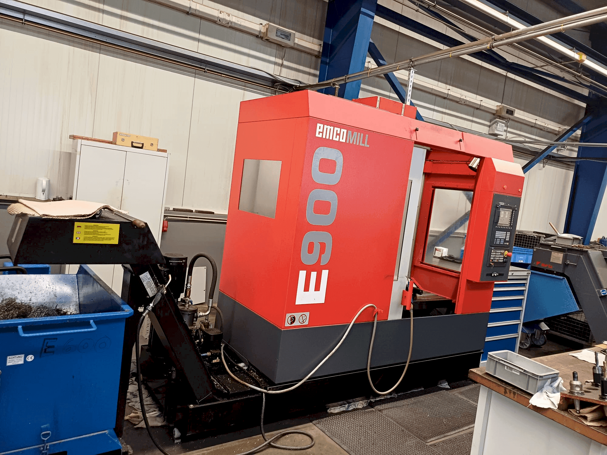 Frontansicht der EMCO EmcoMill E900 Maschine