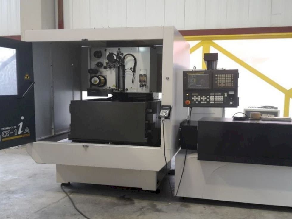 Frontansicht der FANUC Robocut α-1iA Maschine