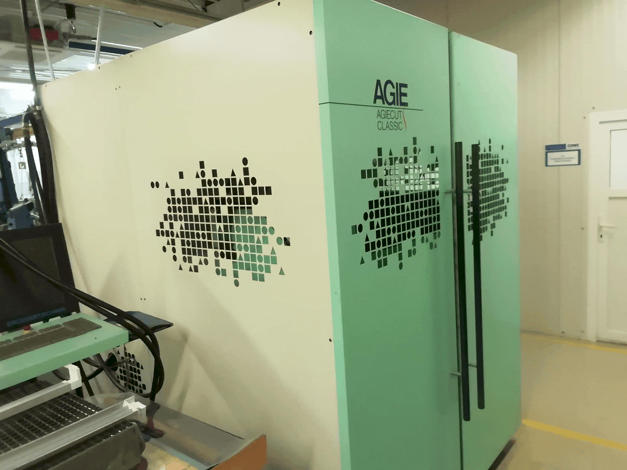 Frontansicht der AGIE Agiecut  Maschine
