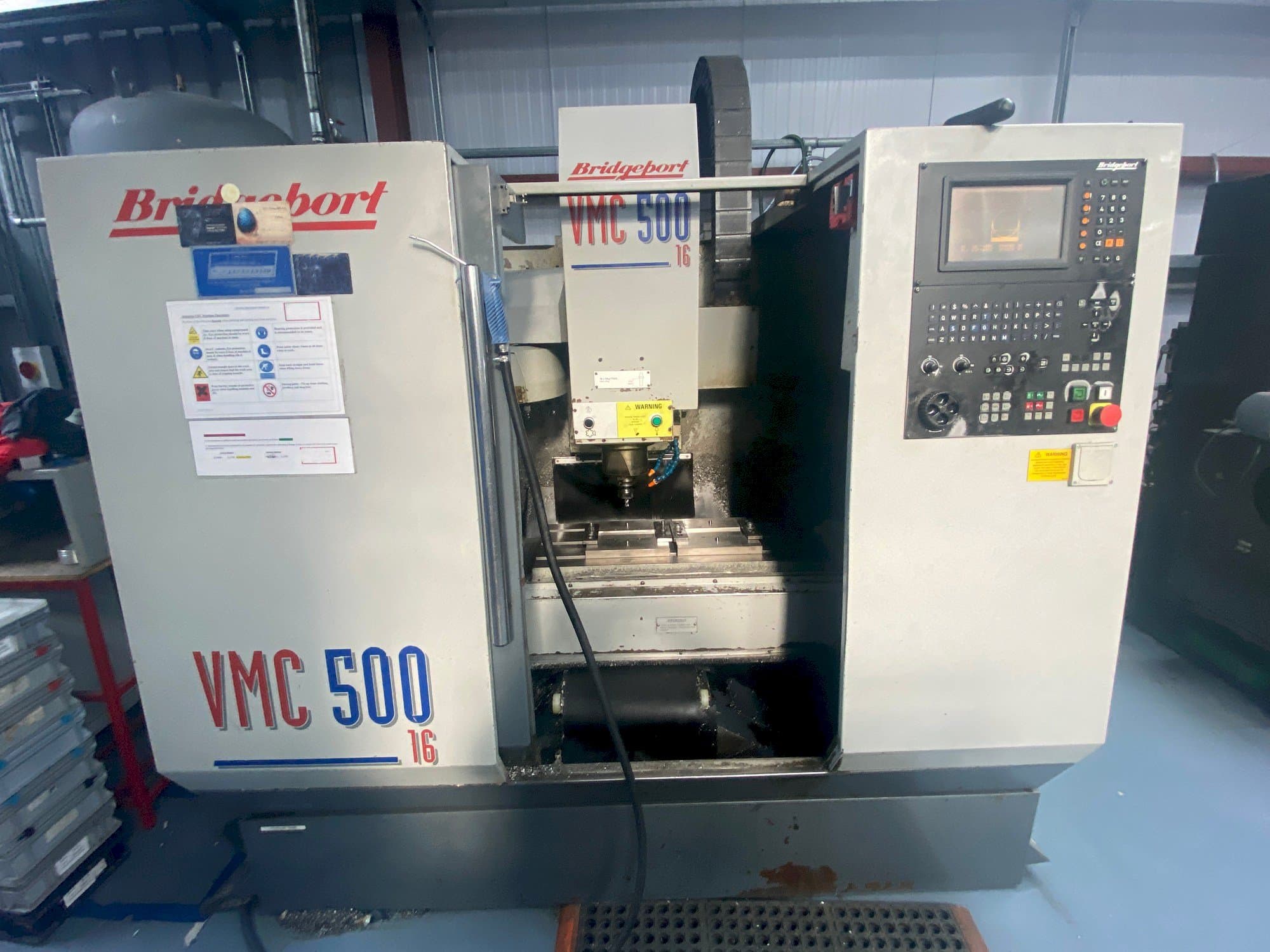 Frontansicht der Bridgeport VMC 500/16  Maschine