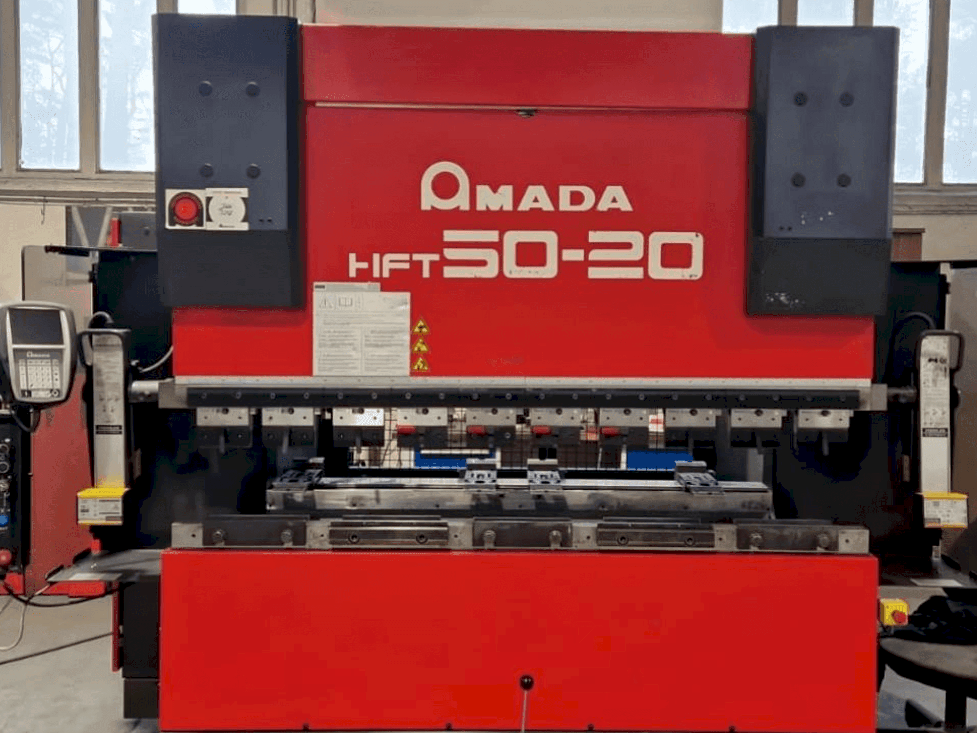 Frontansicht der AMADA HFT 50-20 Maschine