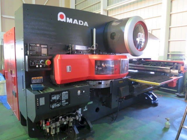 Frontansicht der AMADA EMK 345NT  Maschine