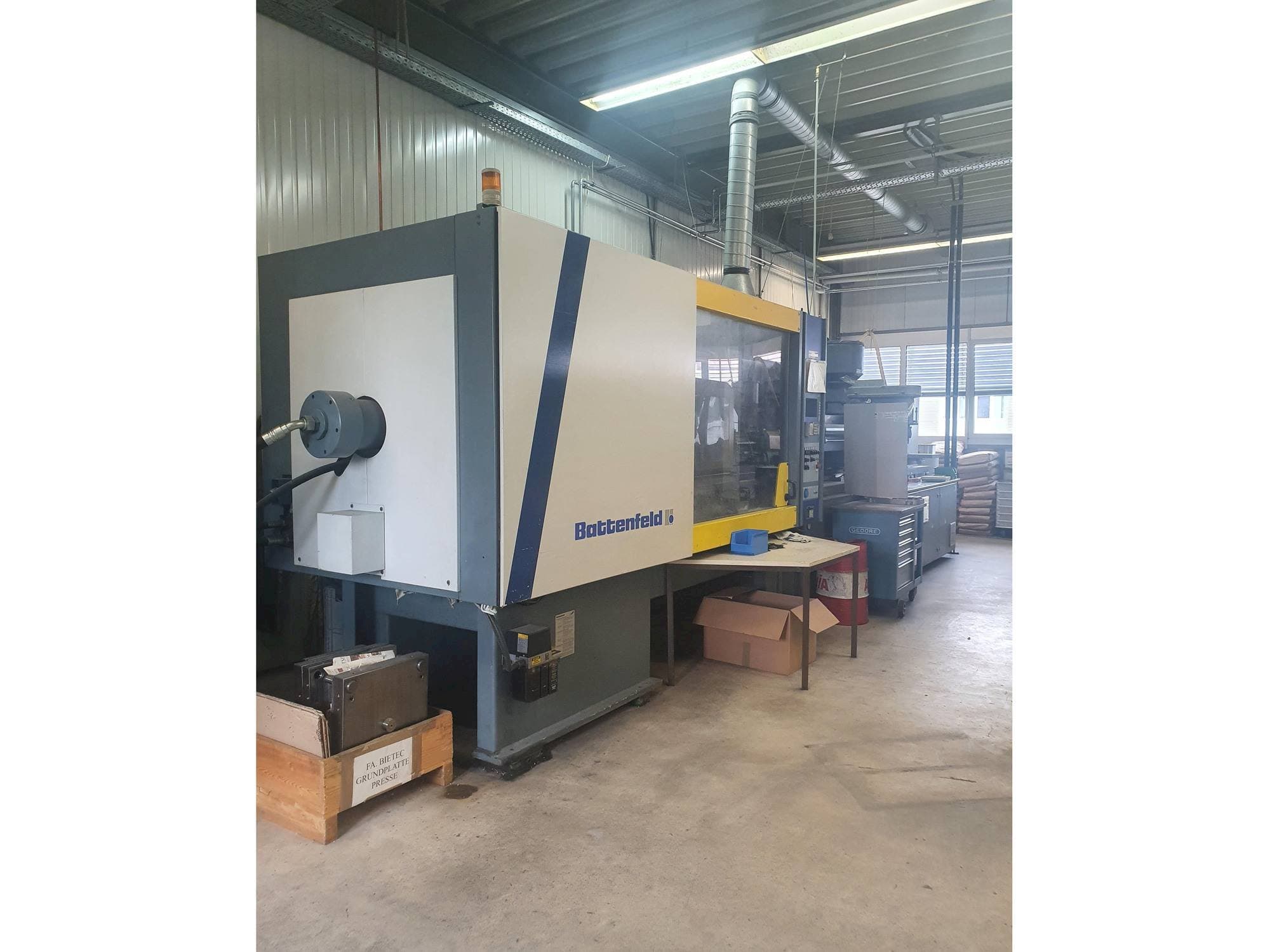 Frontansicht der Battenfeld BK 3500/2800 Maschine
