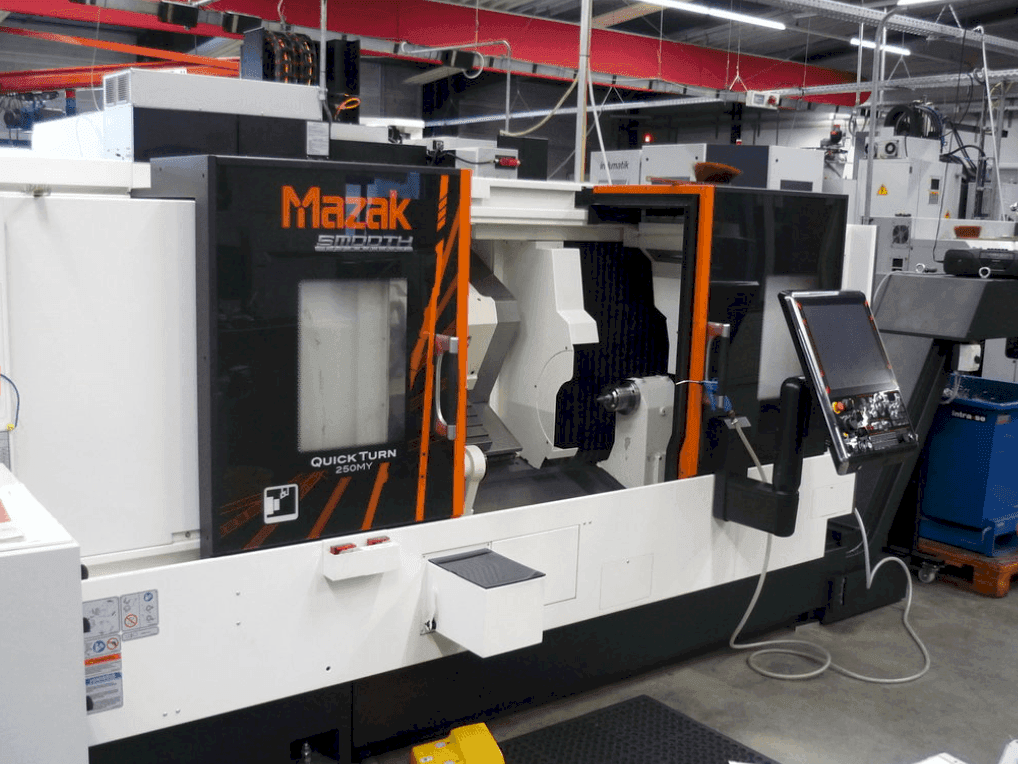 Frontansicht der Mazak Quick Turn 250MY Maschine