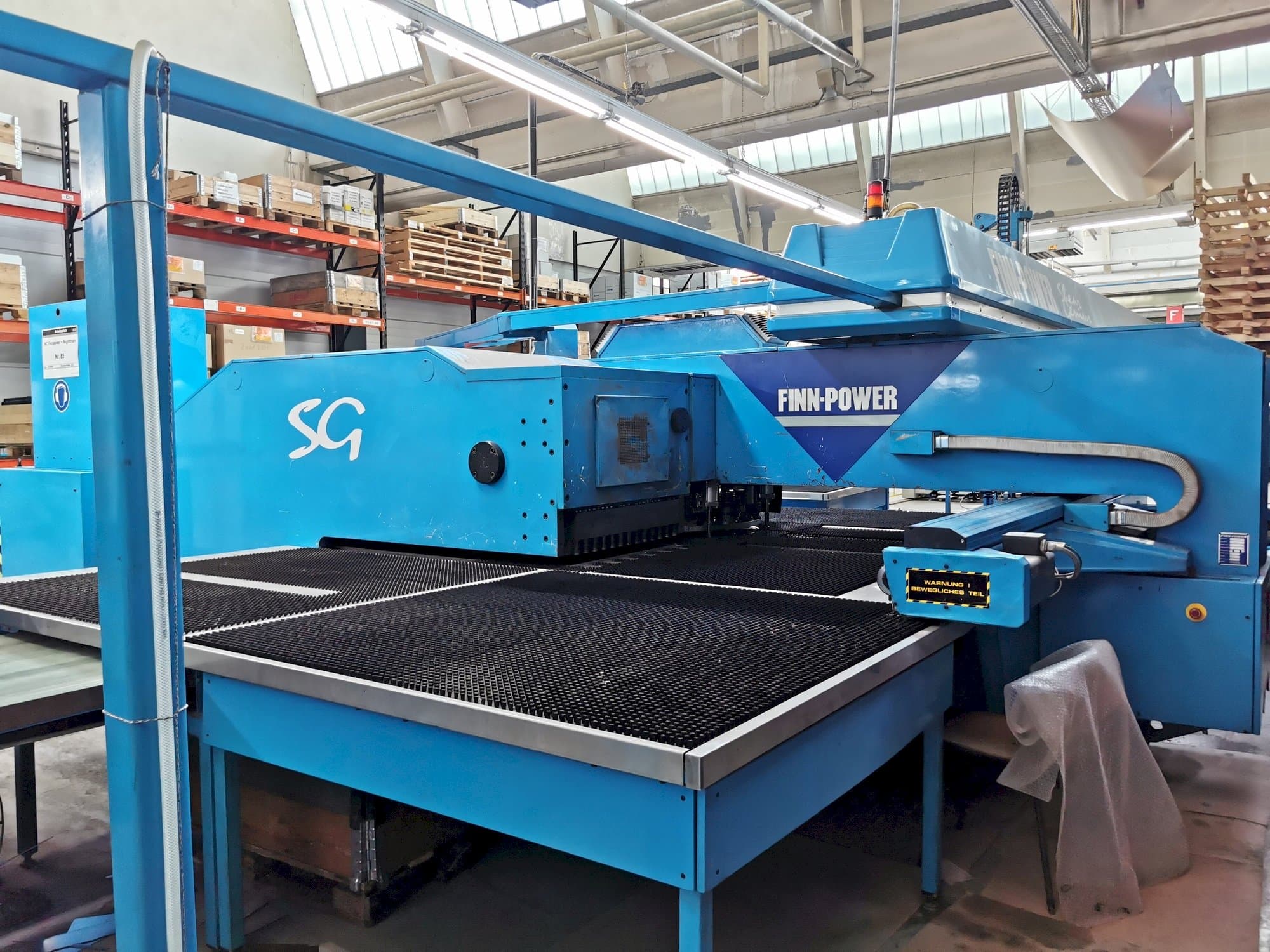 Frontansicht der Finn-Power RS 1000/38 Maschine