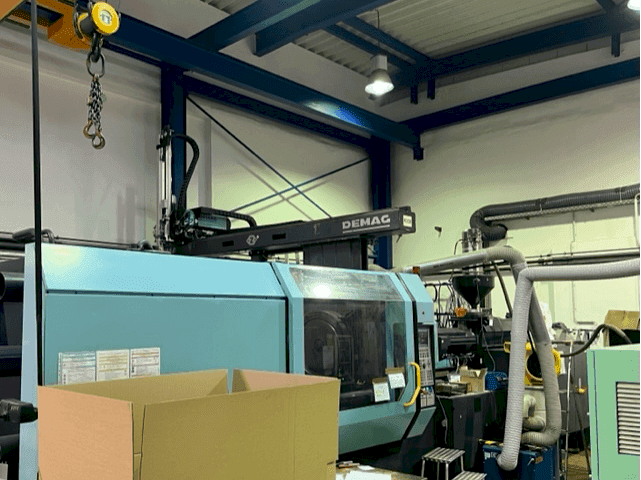 Frontansicht der DEMAG 500/900-5200 Maschine