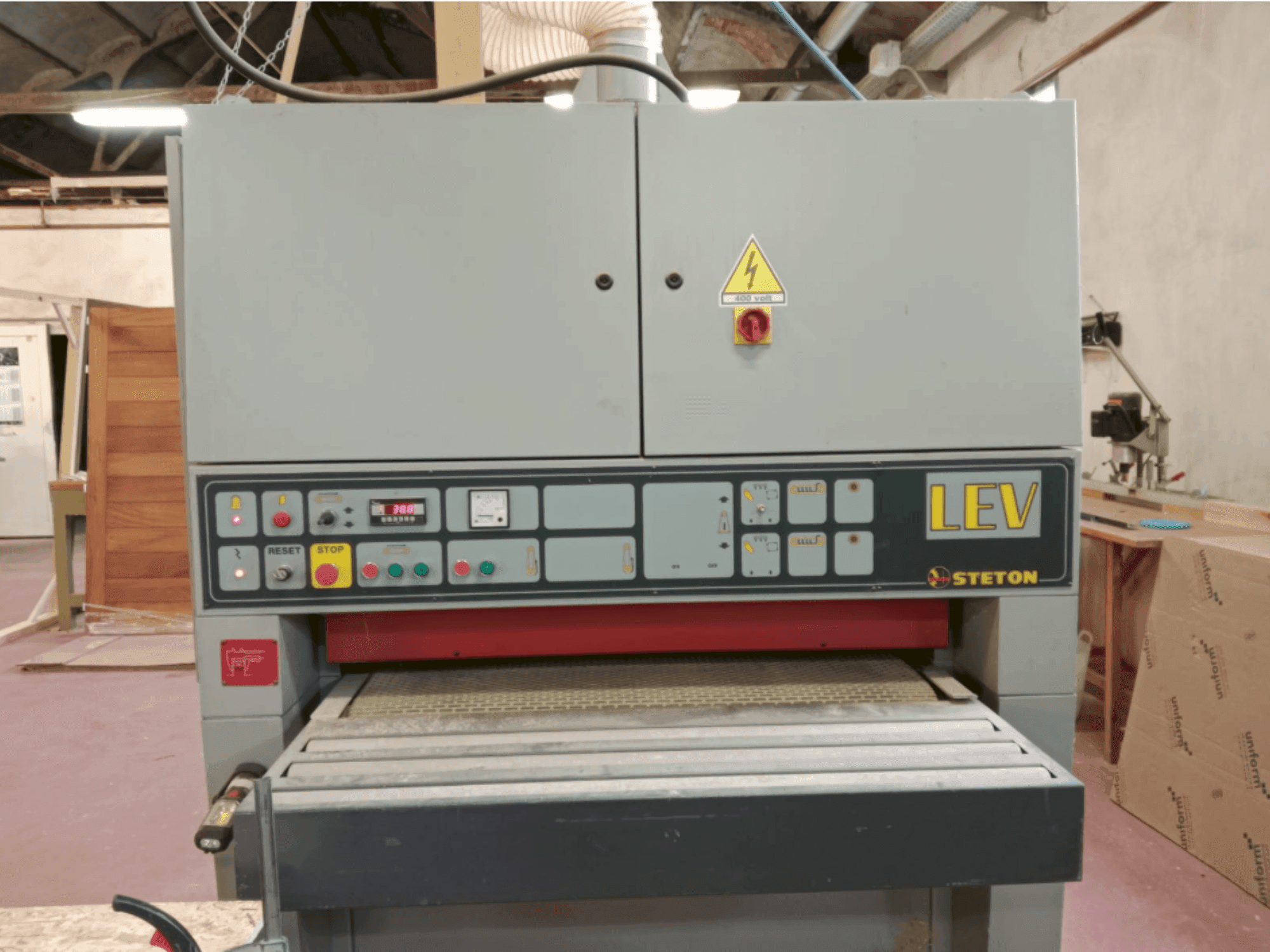 Frontansicht der STETON LEV2RR Maschine