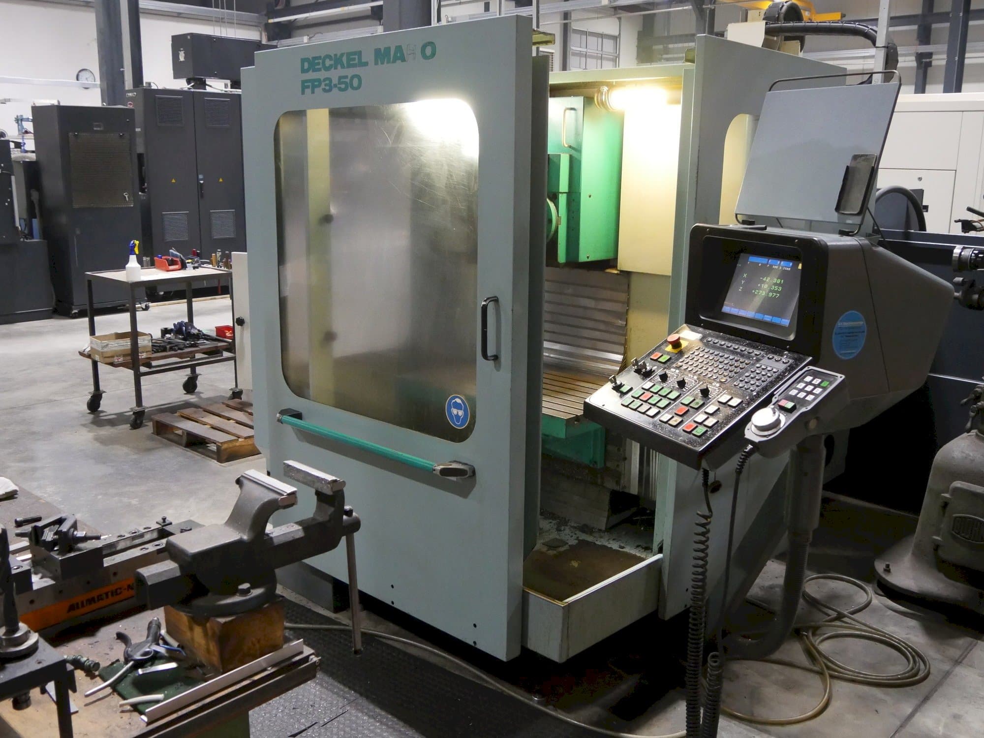 Frontansicht der DECKEL Maho FP3-50 Maschine
