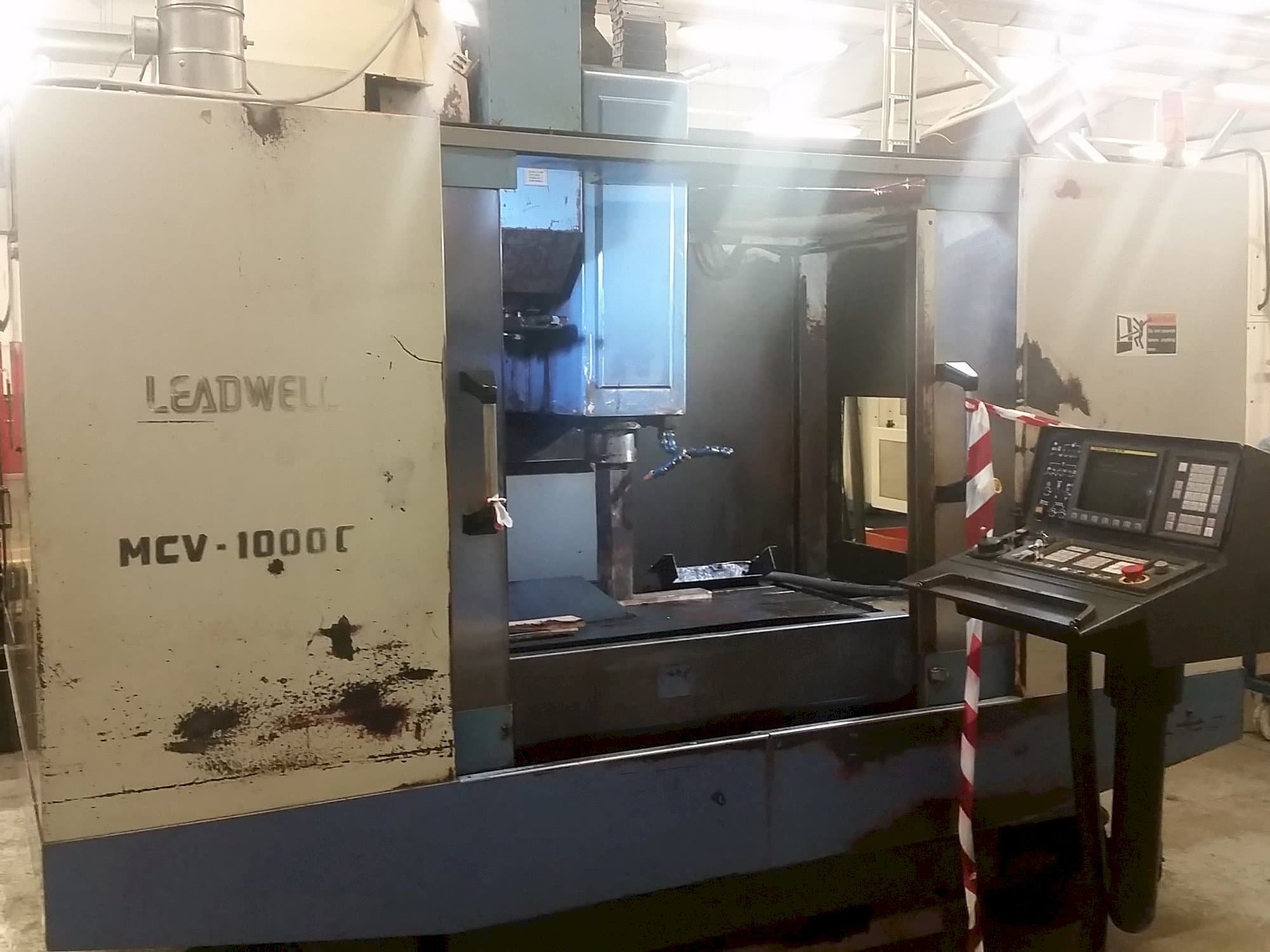 Frontansicht der Leadwell MCV-1000CR Maschine