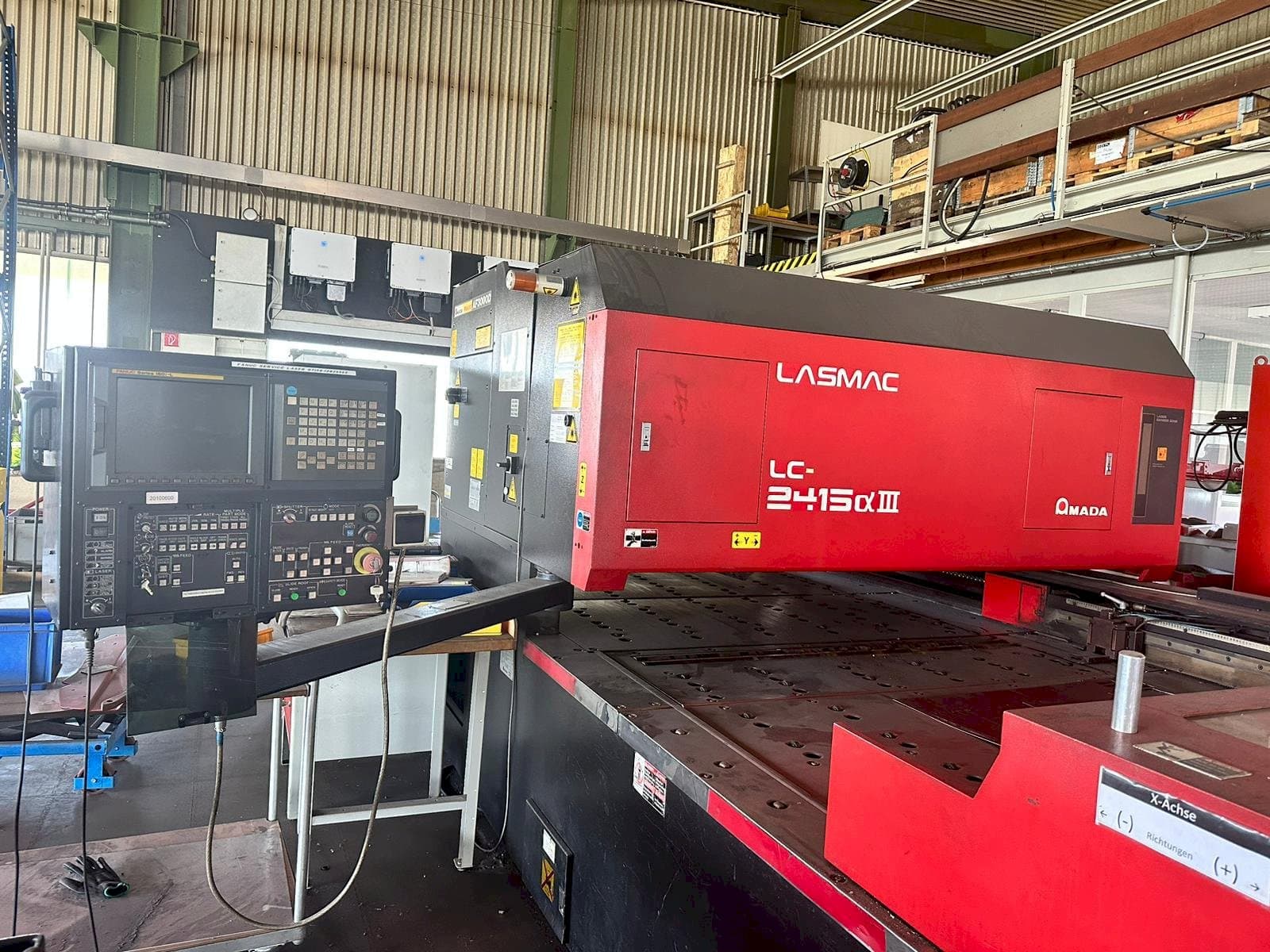 Frontansicht der AMADA LC2415 A3 Maschine