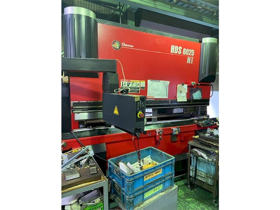 Linke Seitenansicht der AMADA HDS 8025 NT Maschine
