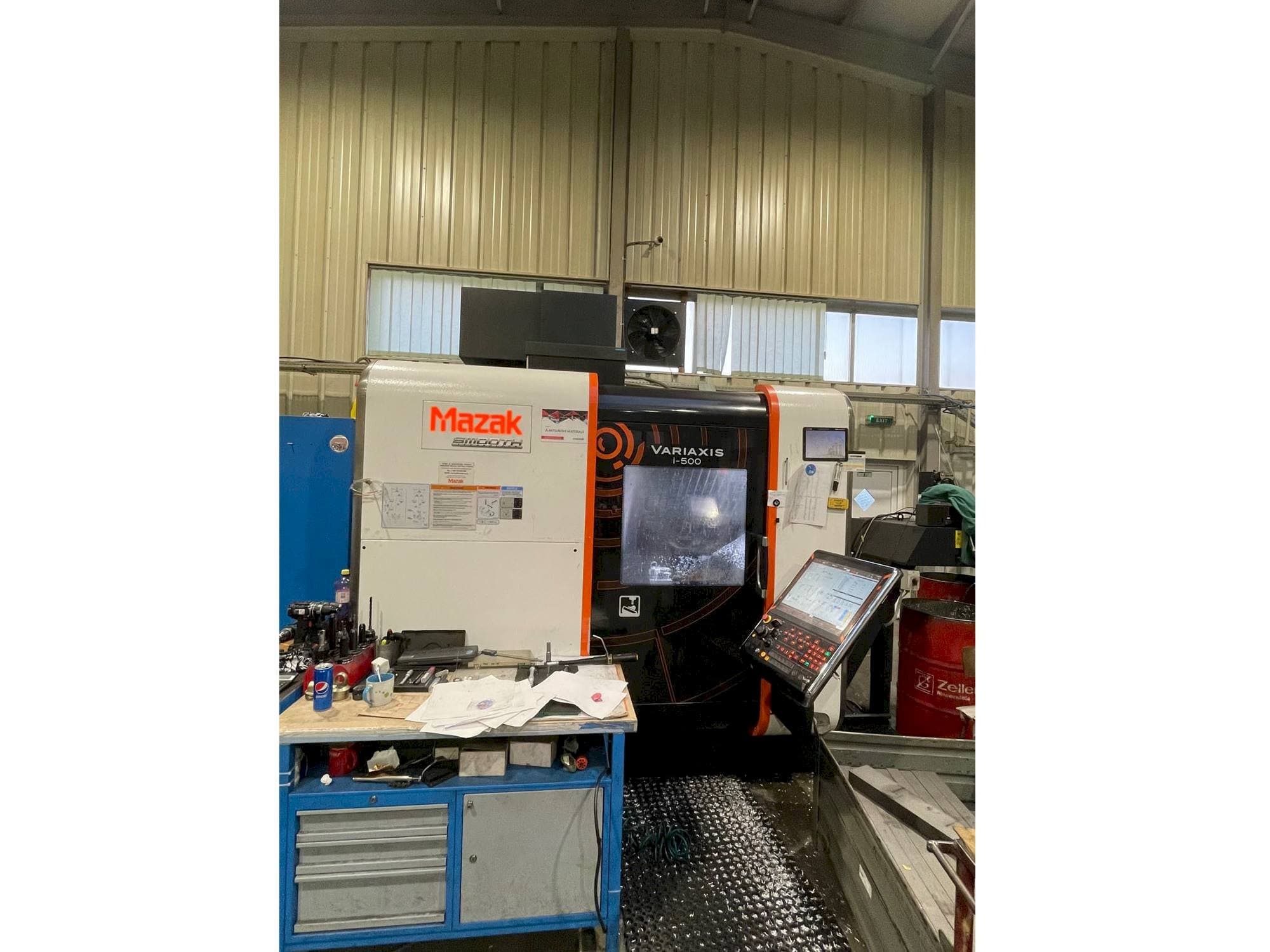 Frontansicht der Mazak Variaxis i-500 Maschine