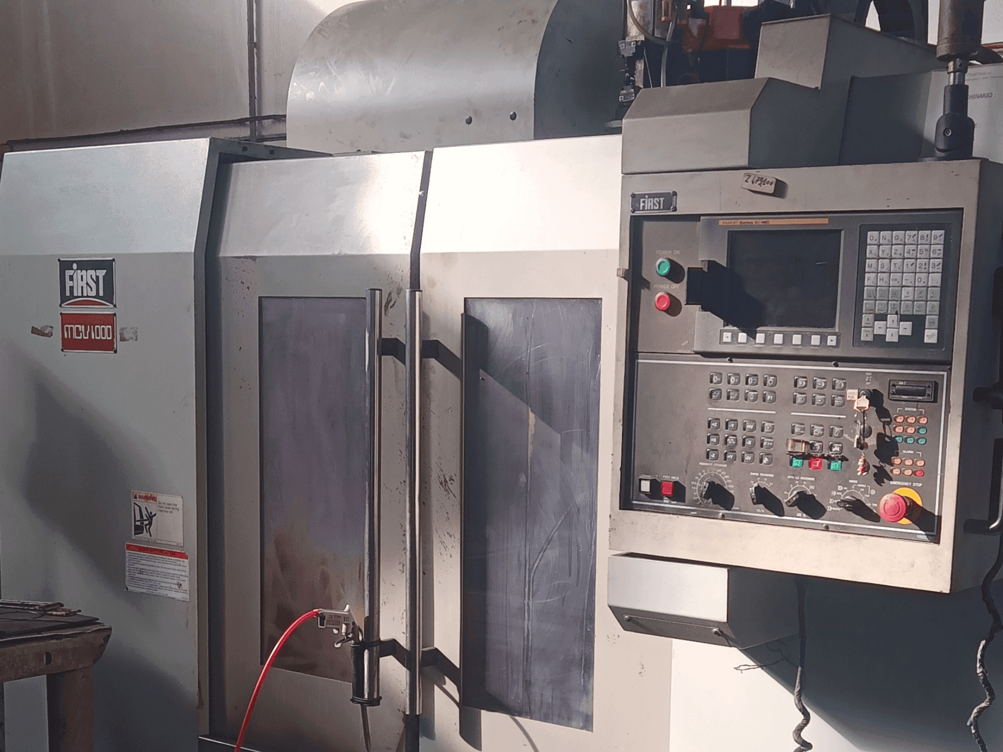 Frontansicht der FIRST MCV-100 Maschine