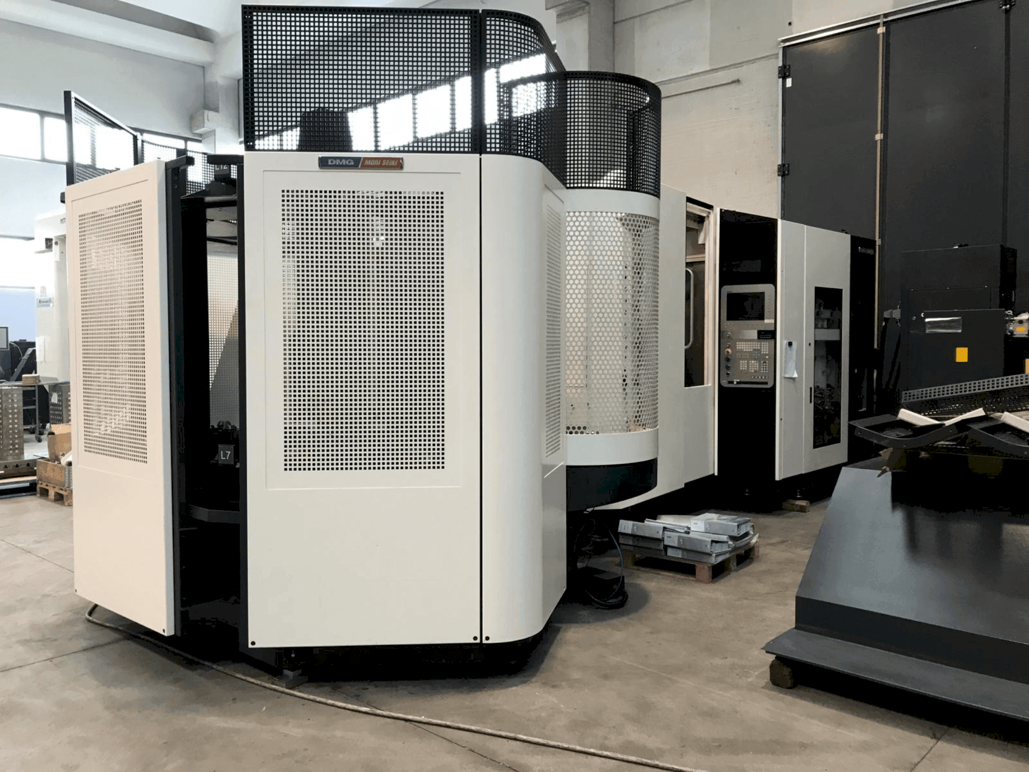 Frontansicht der DMG DECKEL MAHO DMC 60H Linear Maschine