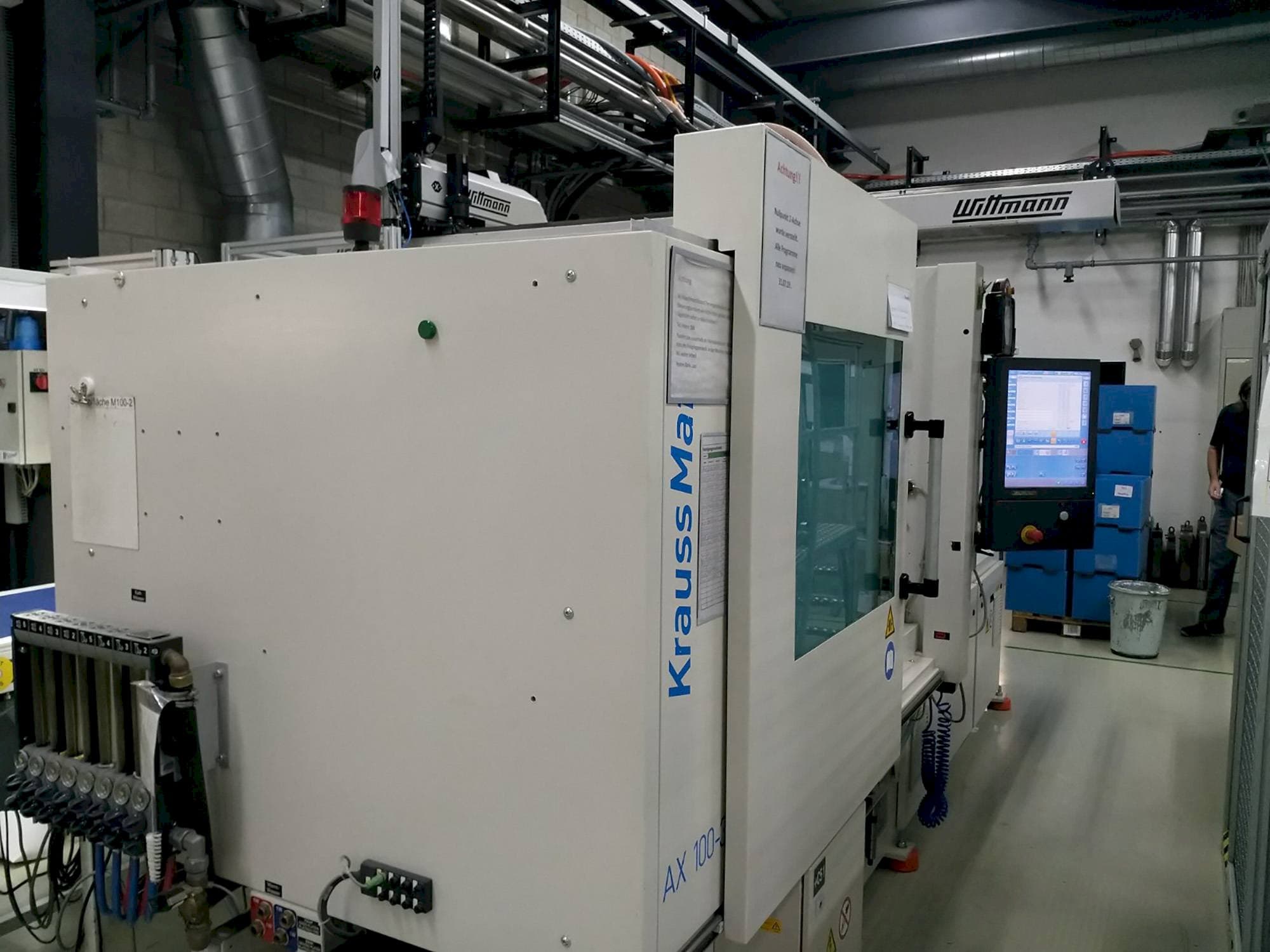 Frontansicht der Krauss Maffei 100-380 AX Maschine