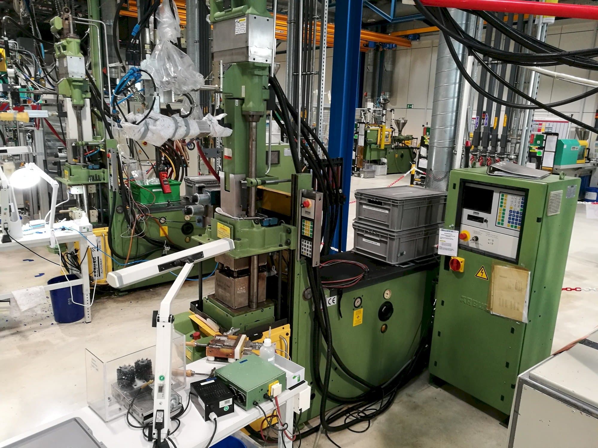 Frontansicht der Arburg 221M-350-75U  Maschine