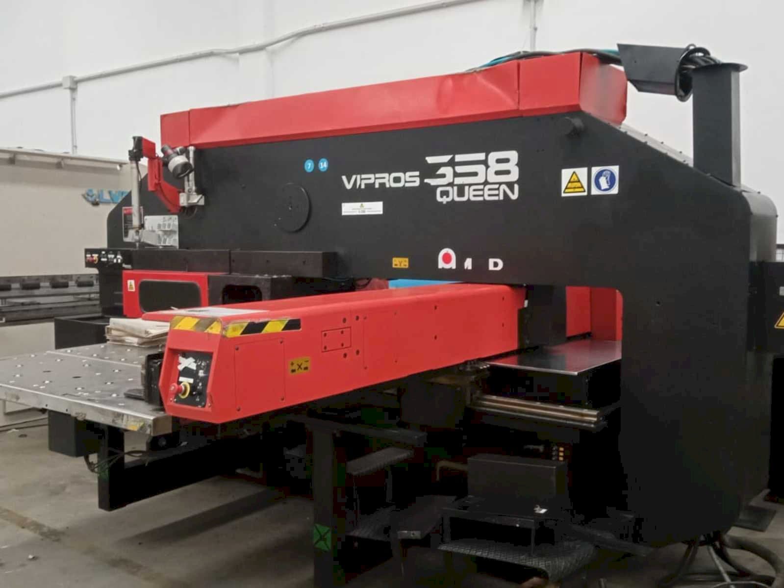 Frontansicht der AMADA Vipros 358 Queen Maschine