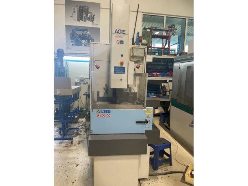 Frontansicht der AGIE Agietron Compact 1 Maschine