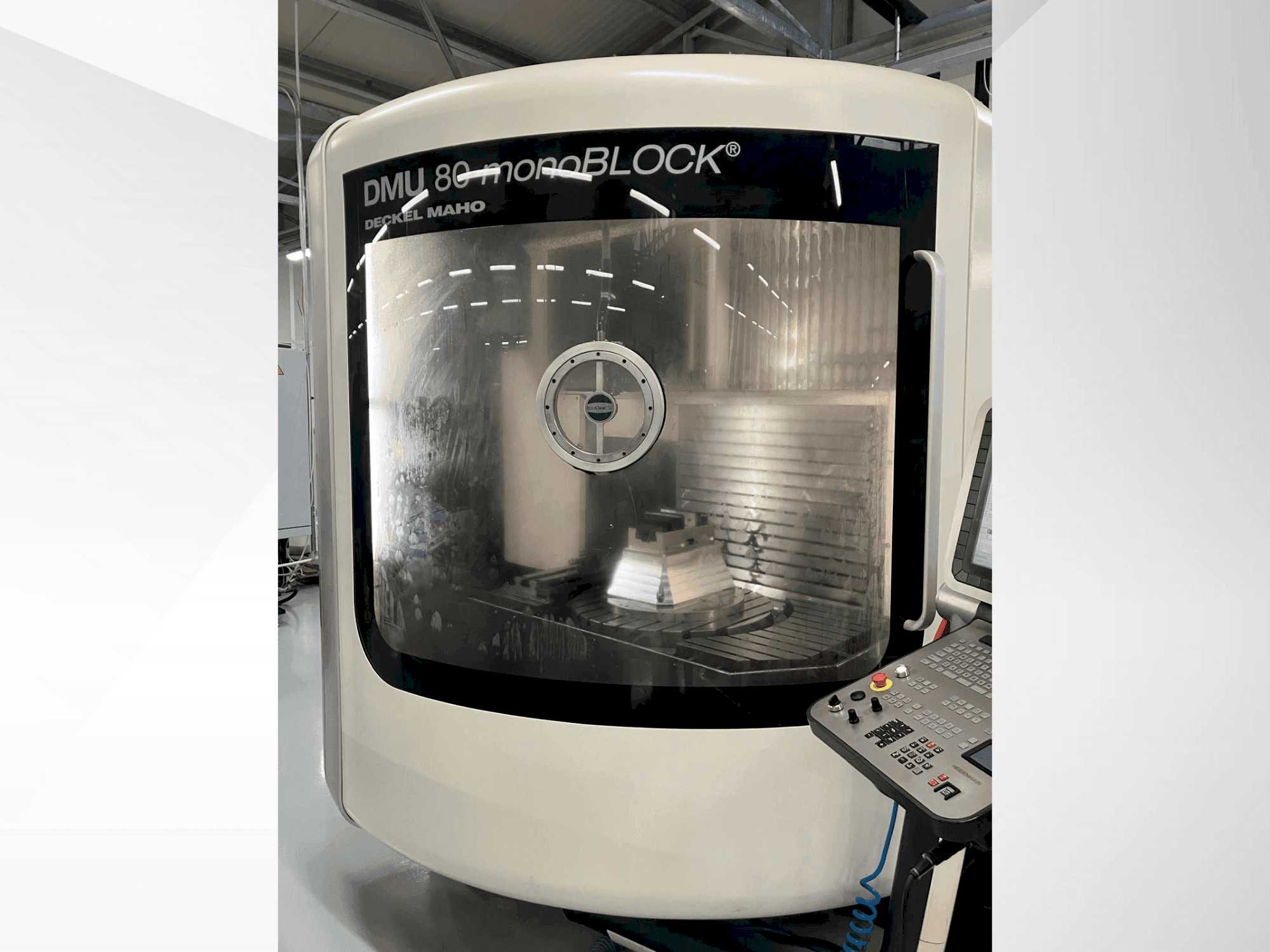 Frontansicht der DMG MORI DMU 80 Monoblock Maschine