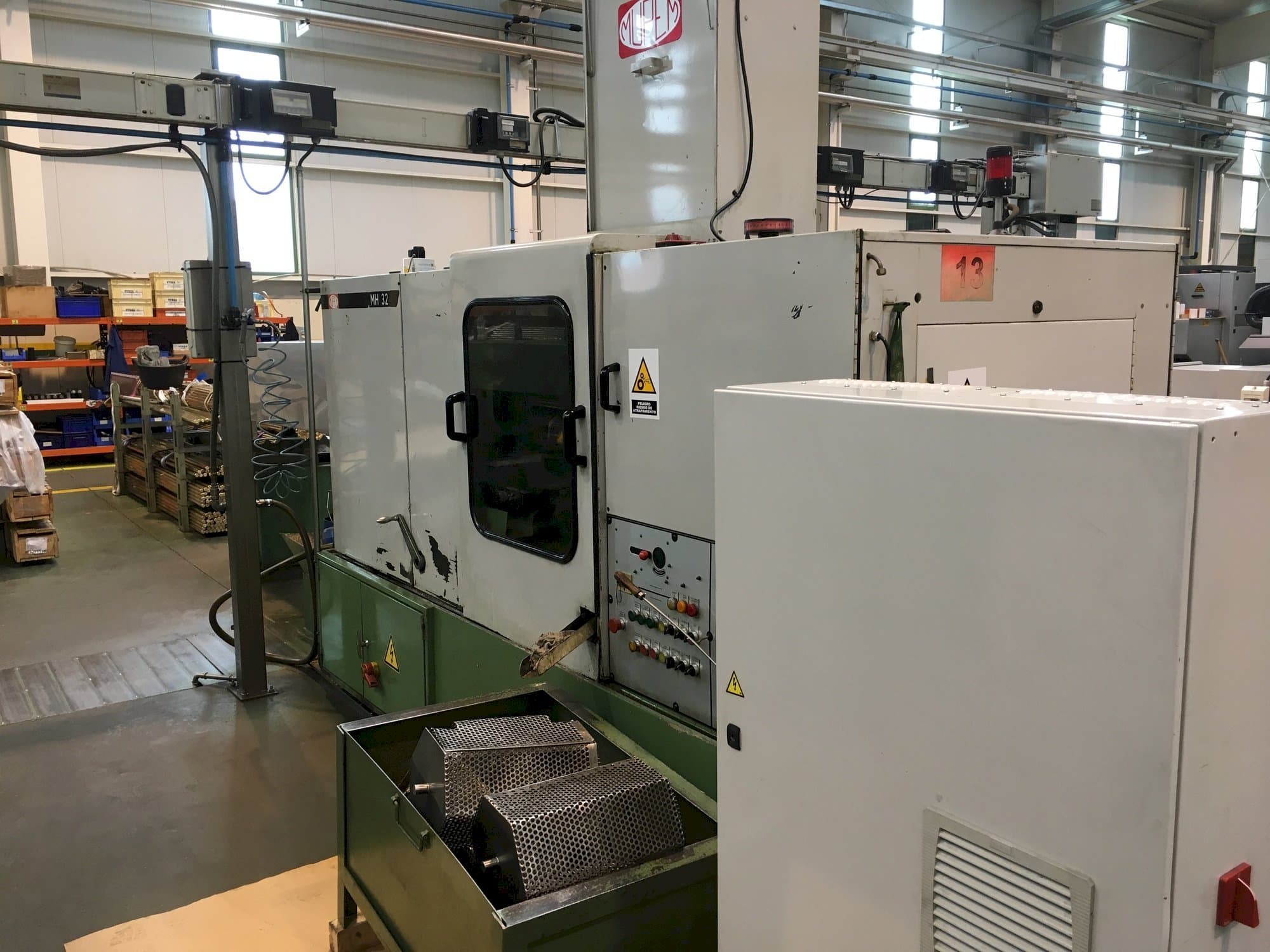 Frontansicht der Mupem MH 32 Maschine